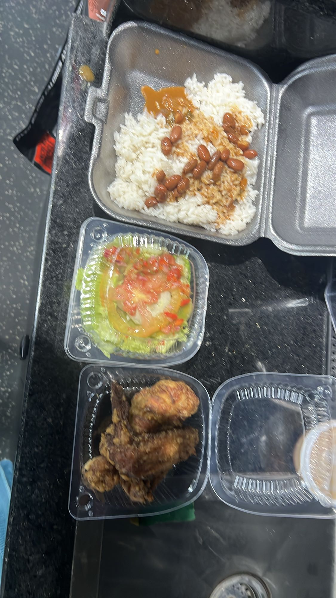 Pollo frito con arroz y ensalada