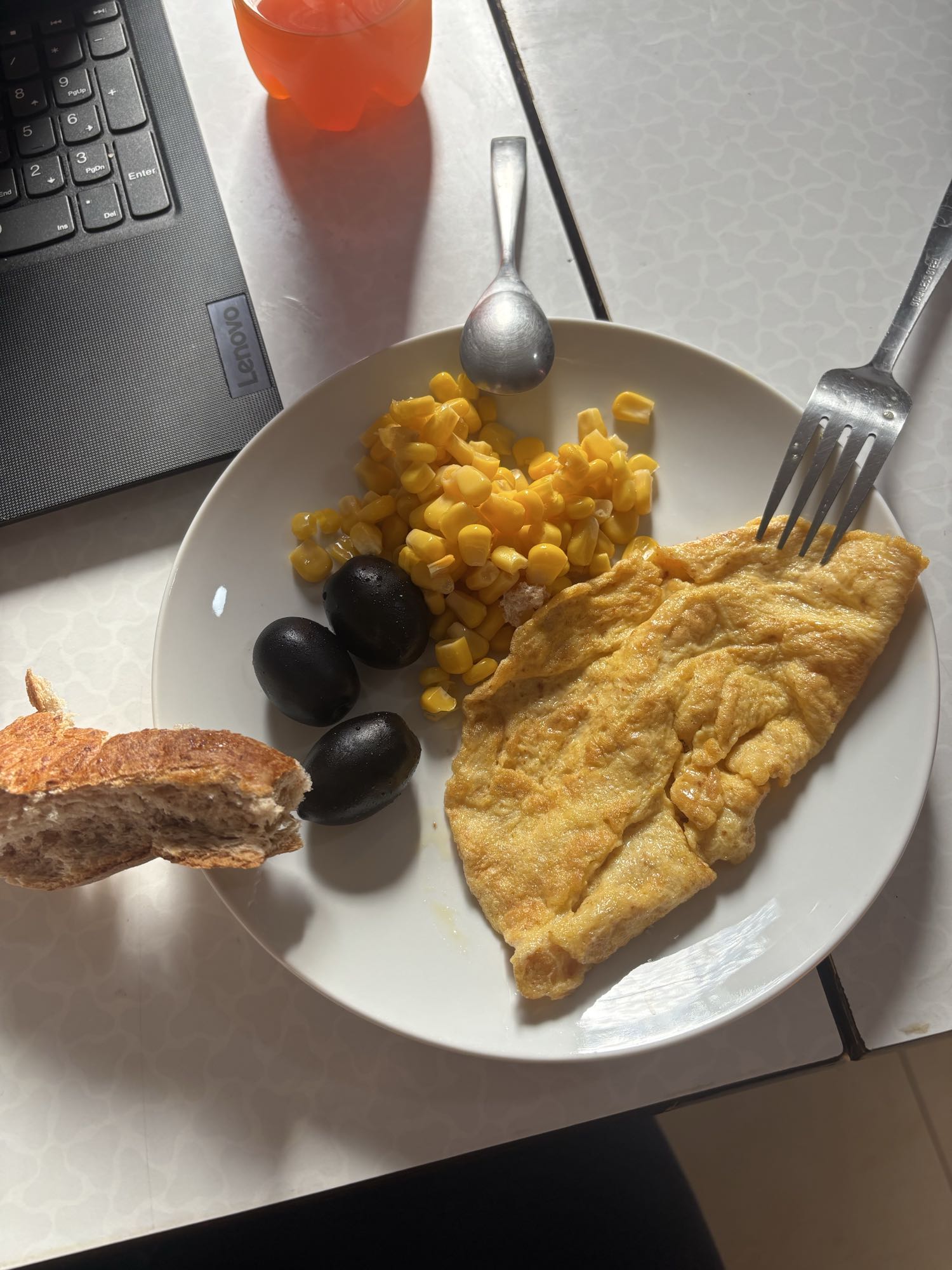 Omelette with corn & bread