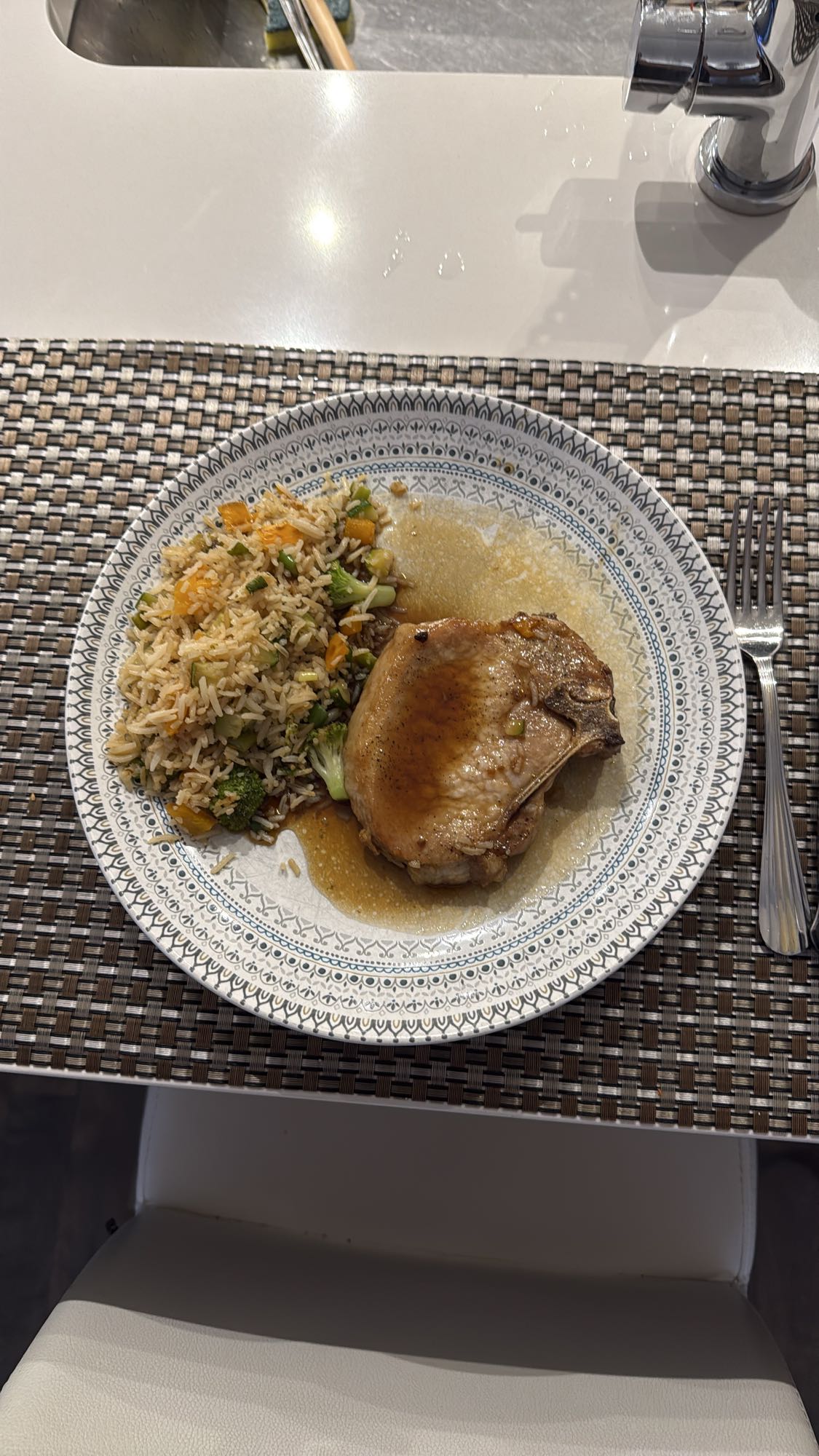 Côte de porc et riz sauté
