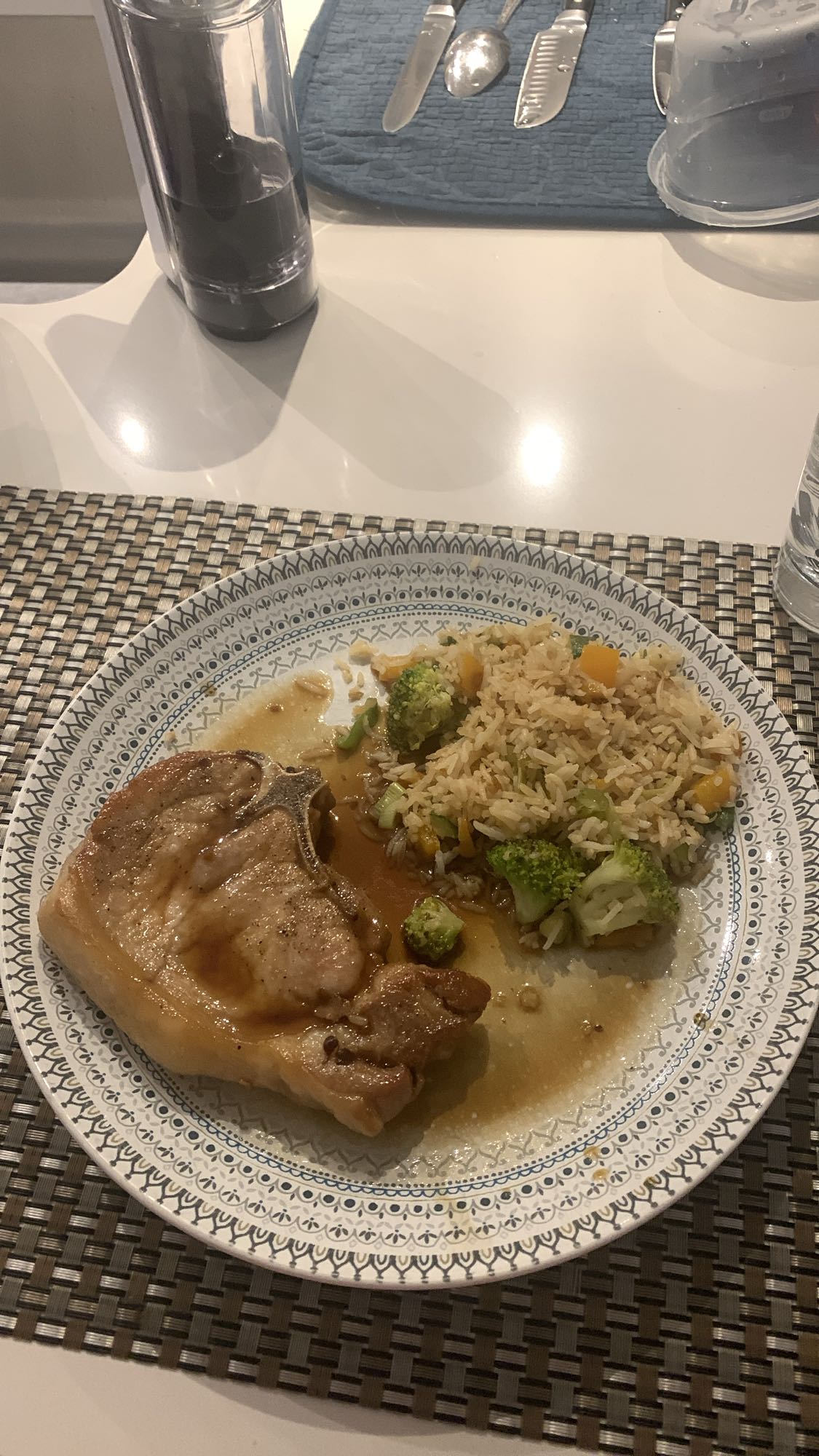 Côte de porc et riz légumes