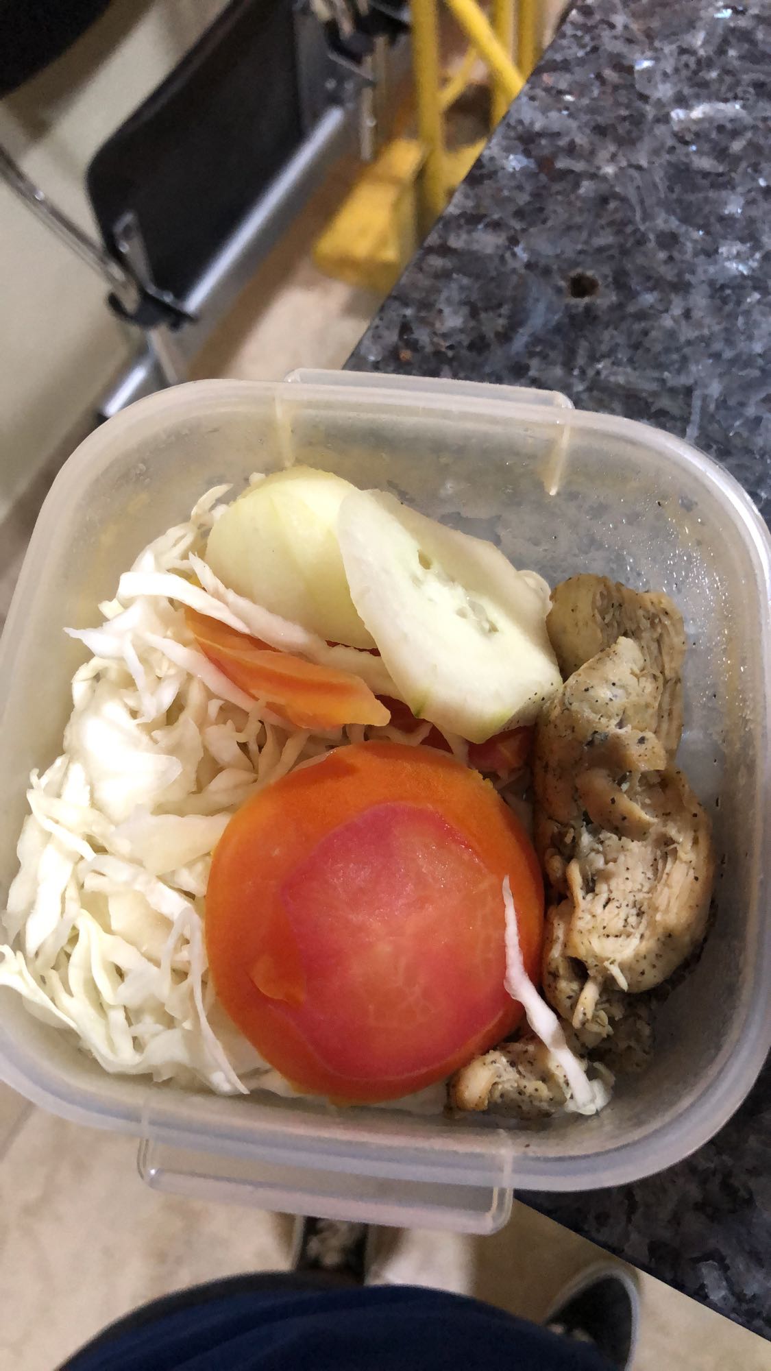 Pollo con ensalada fresca