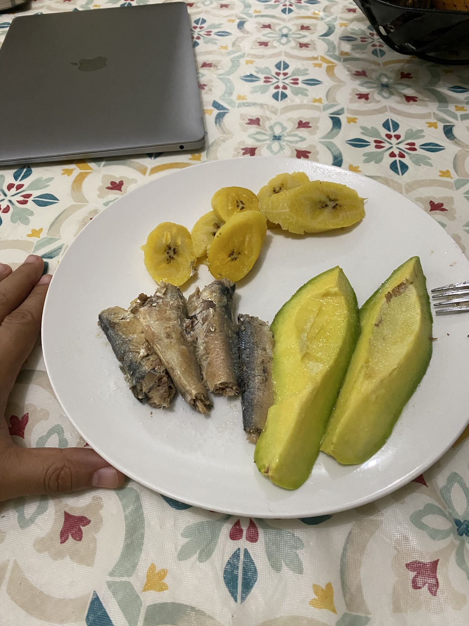 Sardinas con plátano y aguacate