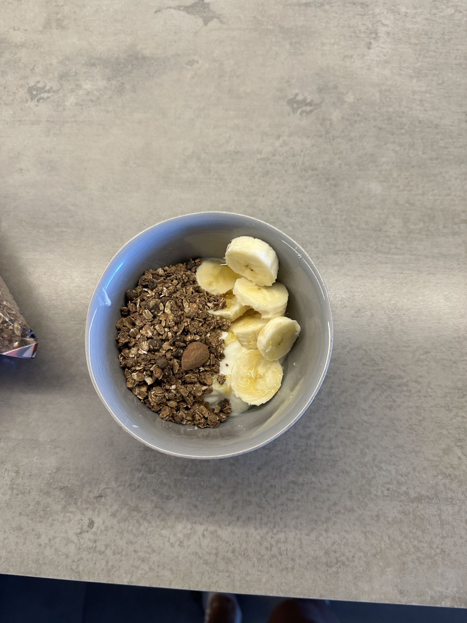 Yogur con plátano y granola