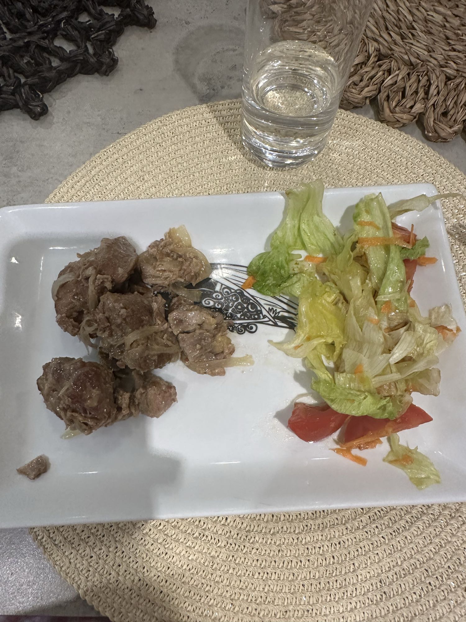 Carne con ensalada mixta