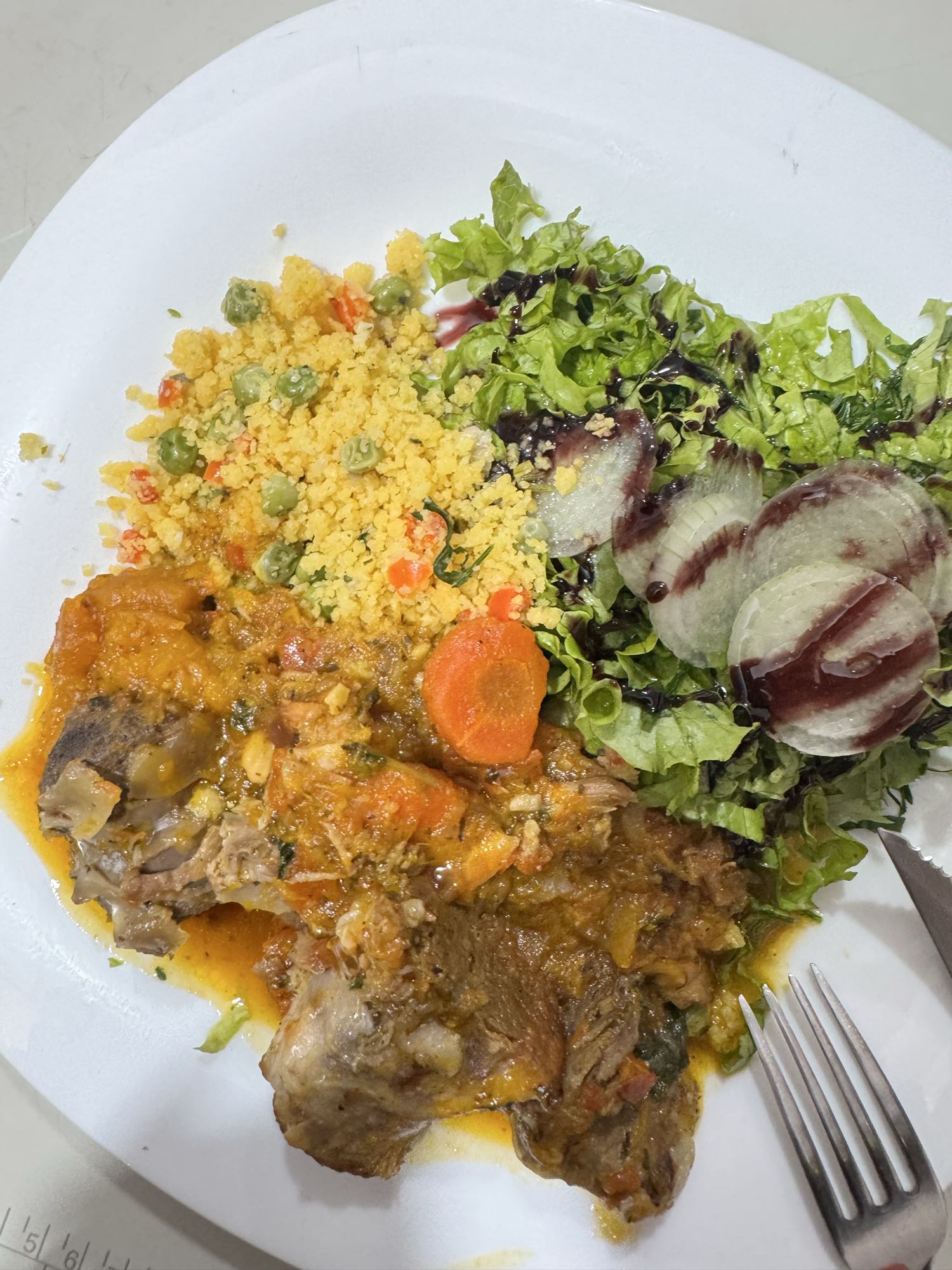 Carne ensopada com cuscuz e salada