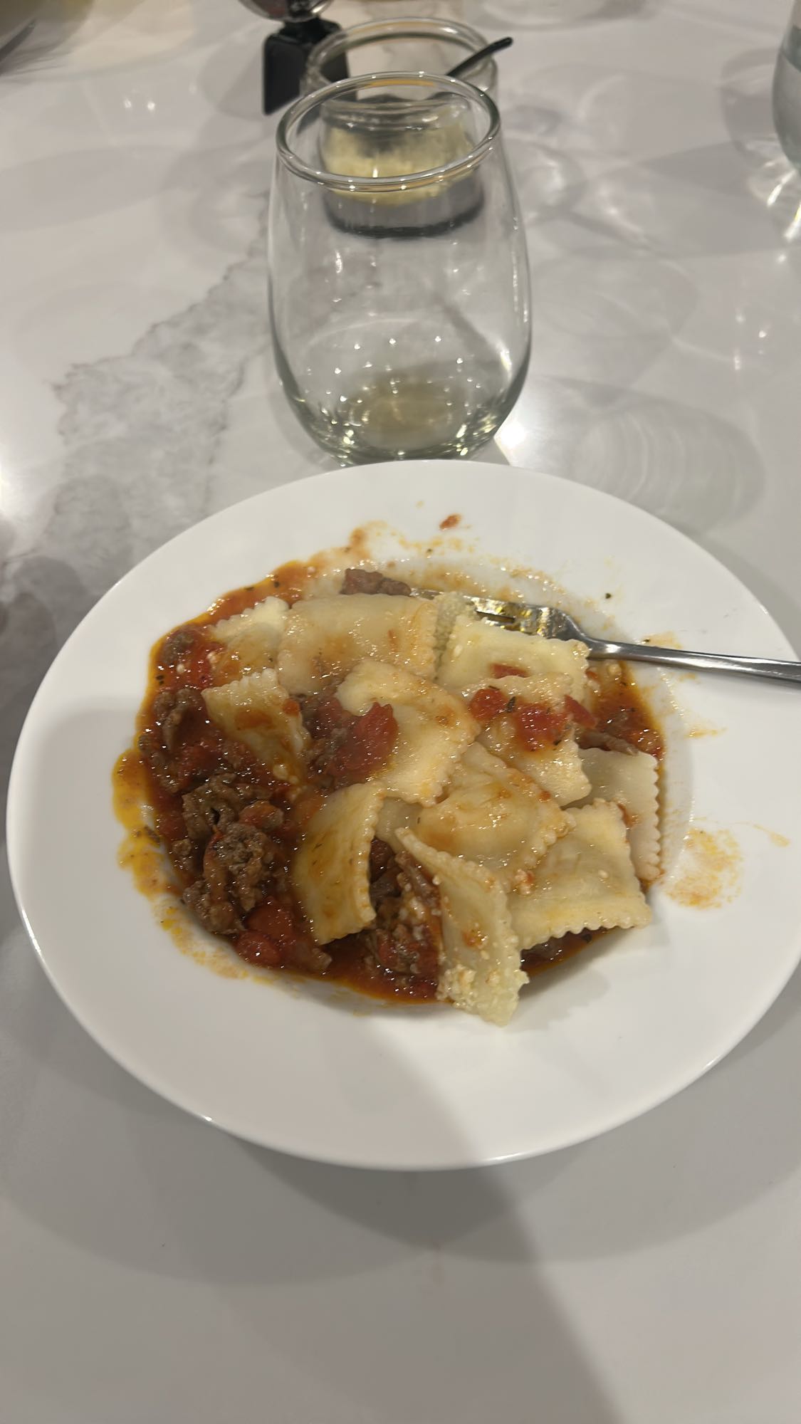 Ravioles con salsa boloñesa