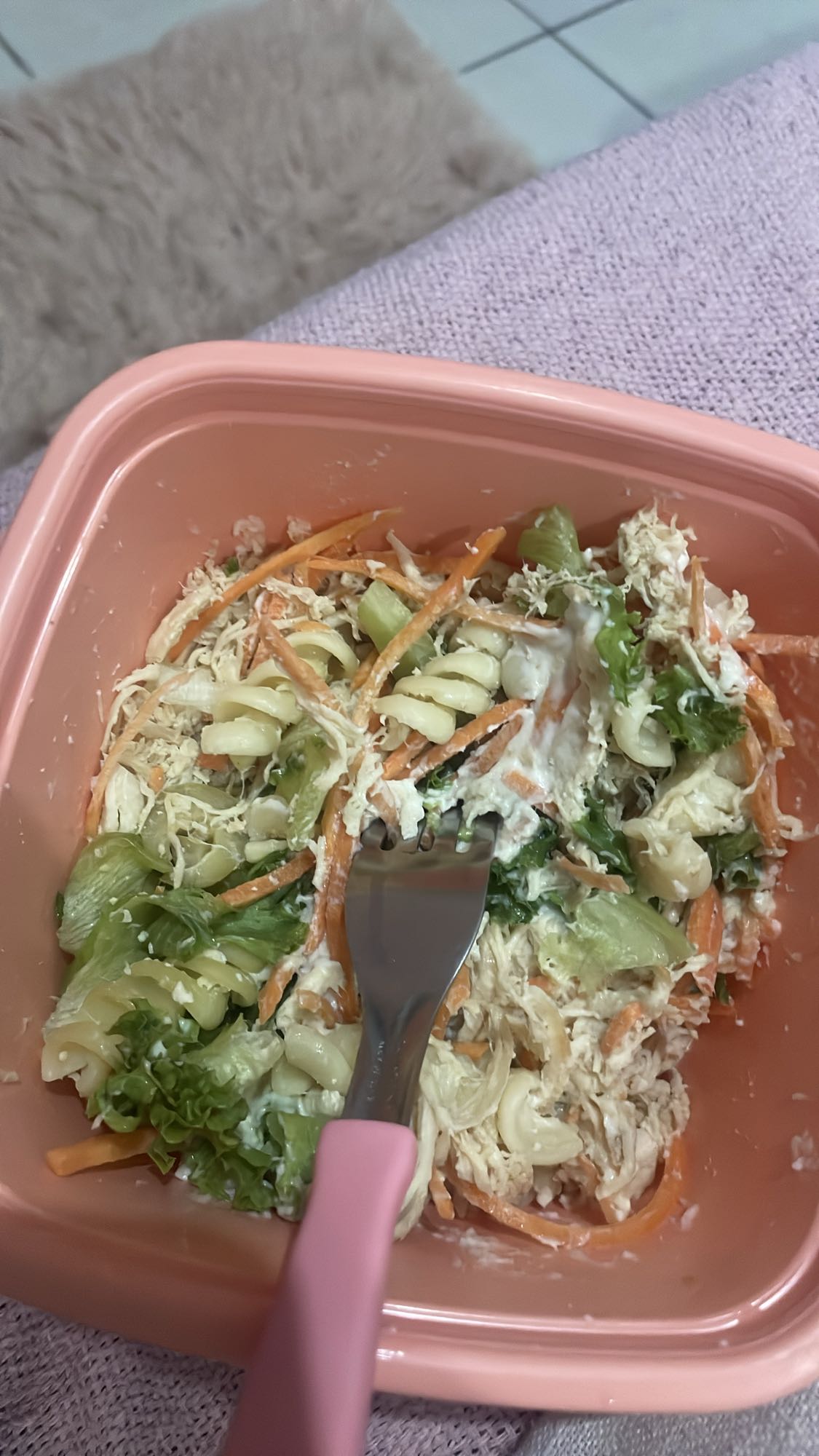 Salada de frango com macarrão