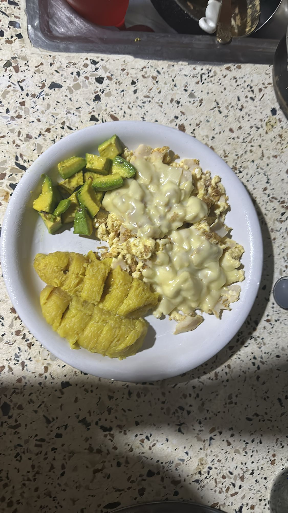 Huevos con queso, plátano y aguacate