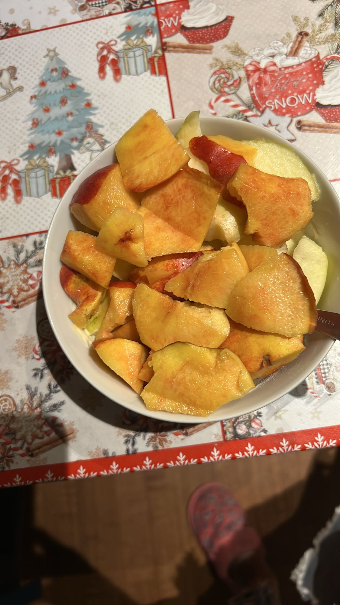 Iaurt grecesc cu pudră proteică, nectarină și măr