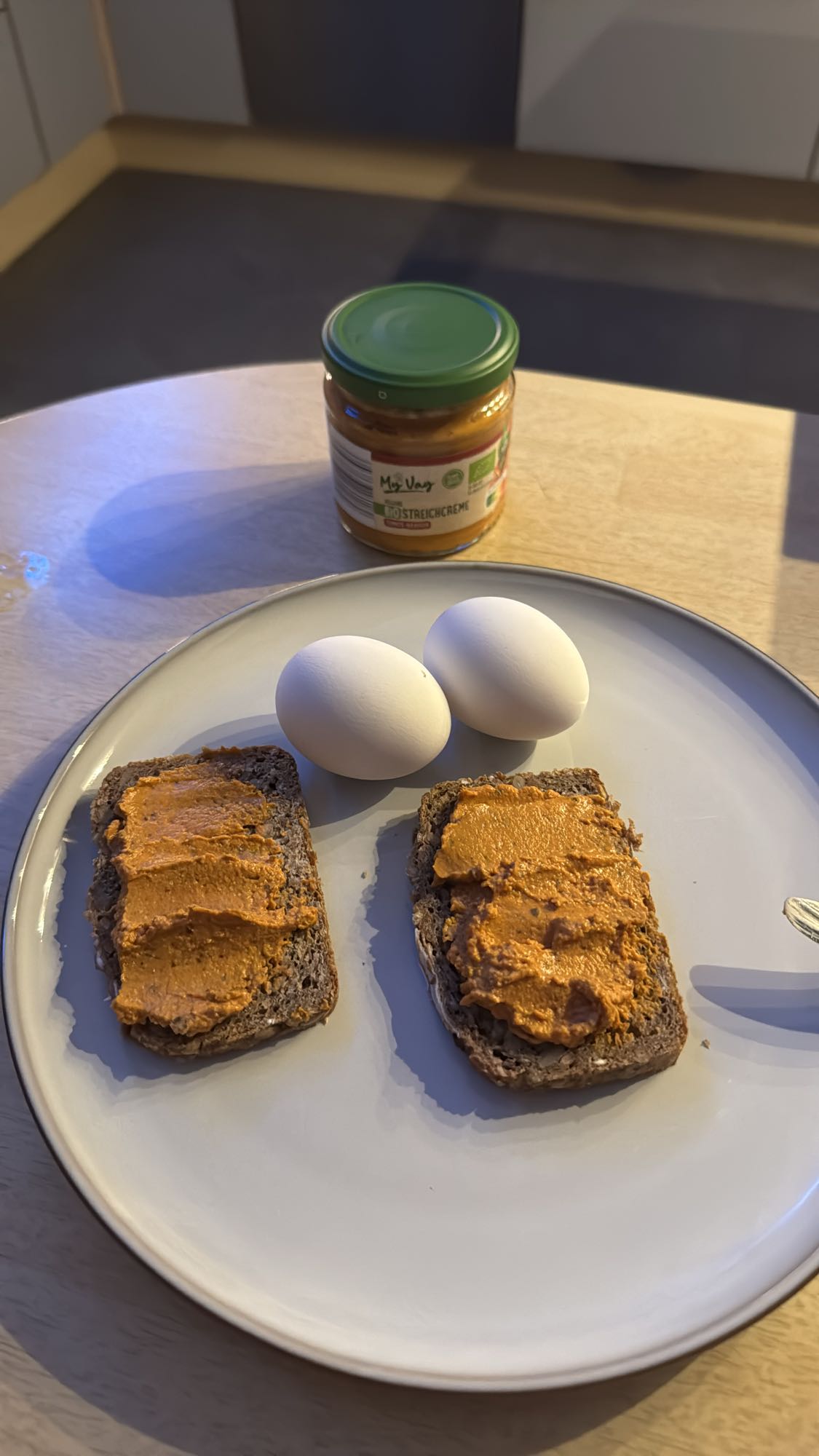 Brot mit Aufstrich & Eier