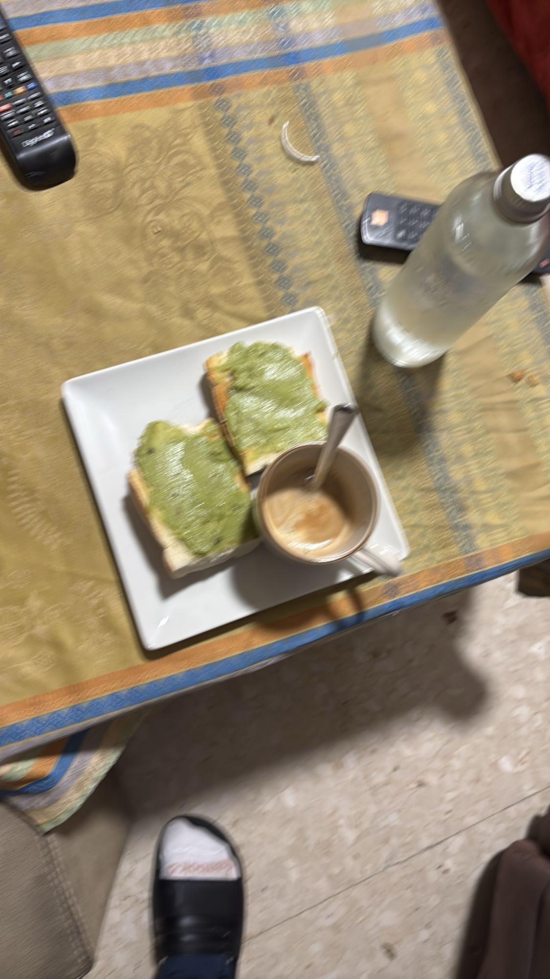 Tostadas con aguacate y café