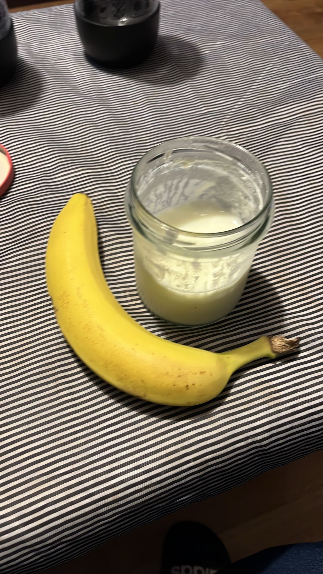 Банан с кисело мляко