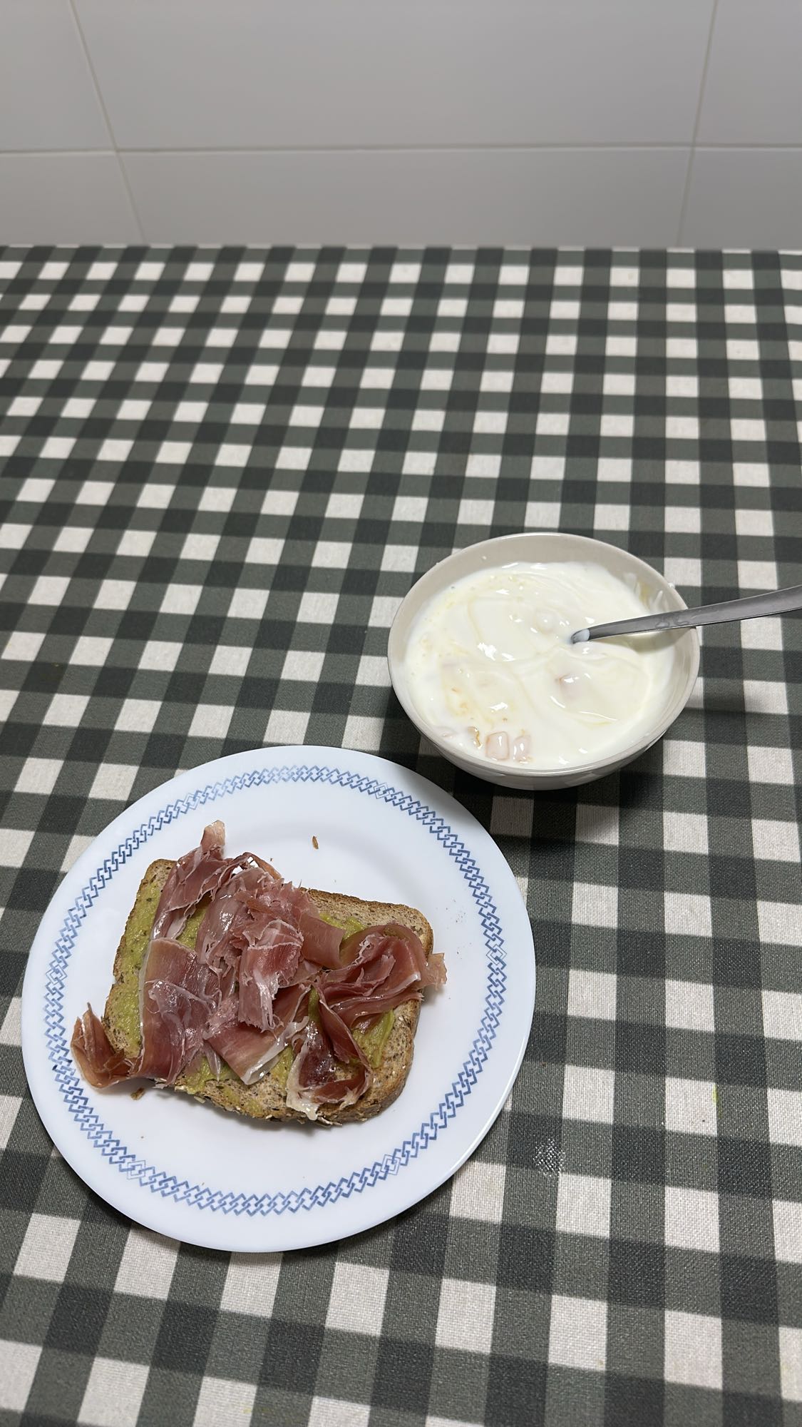 Tostada con jamón ibérico, guacamole y yogur griego