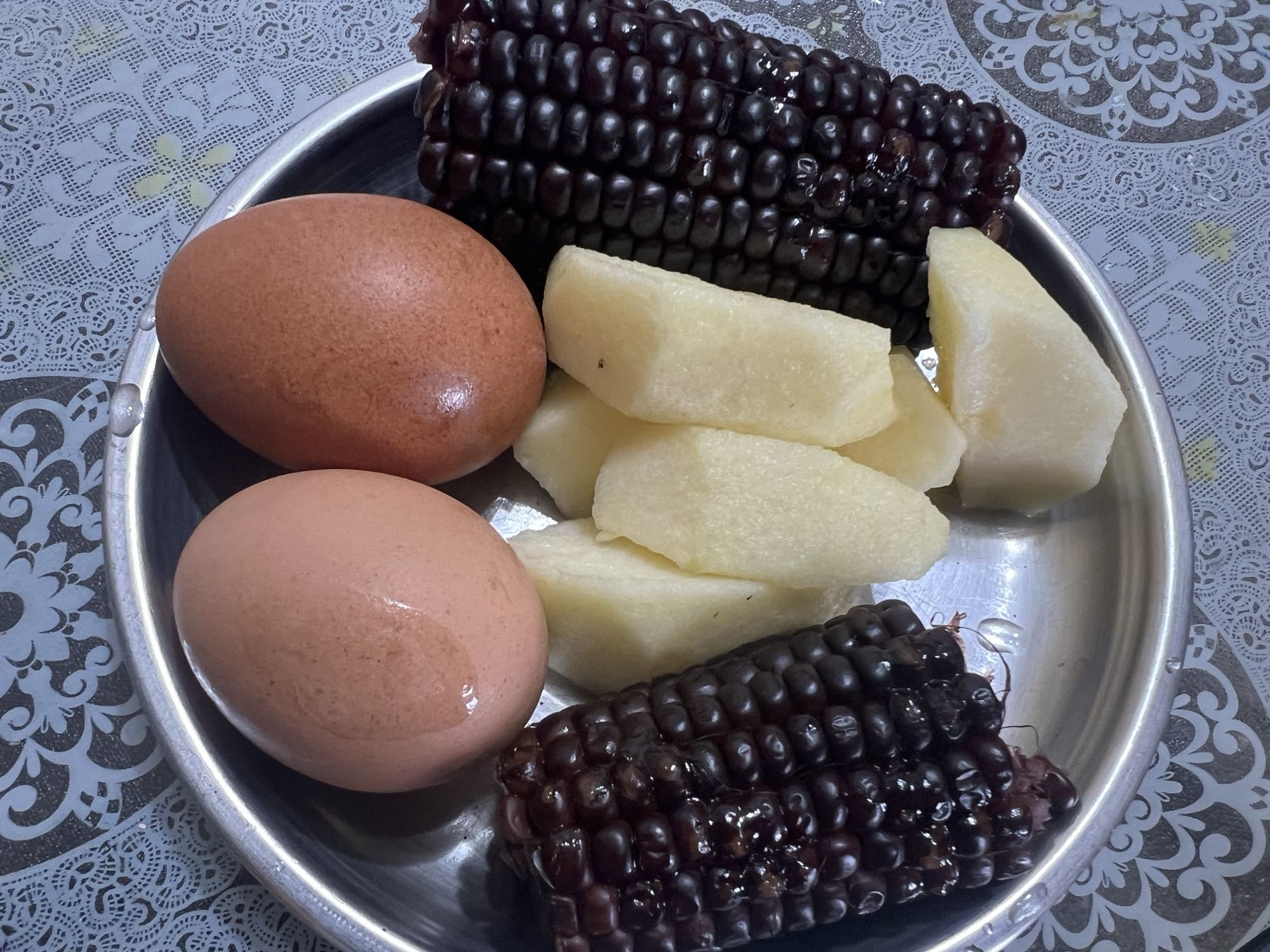 紫玉米鸡蛋水果餐