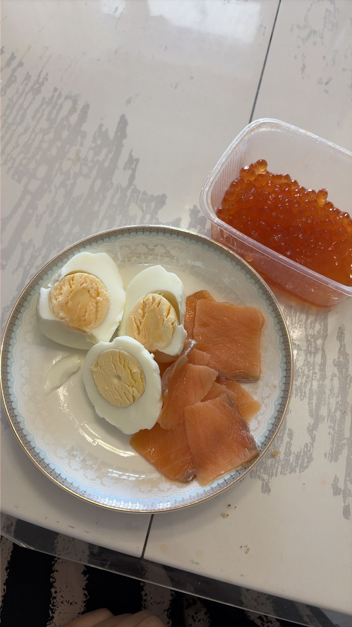 Яйца с лососем и икрой