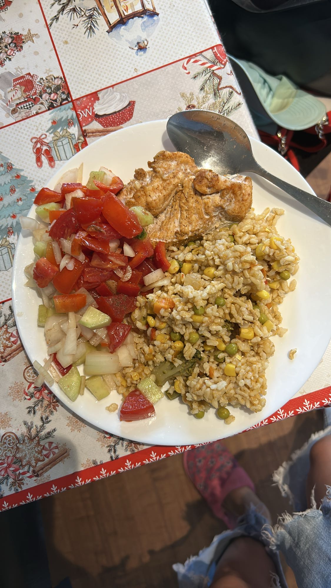 Pui la cuptor cu orez brun și salată proaspătă