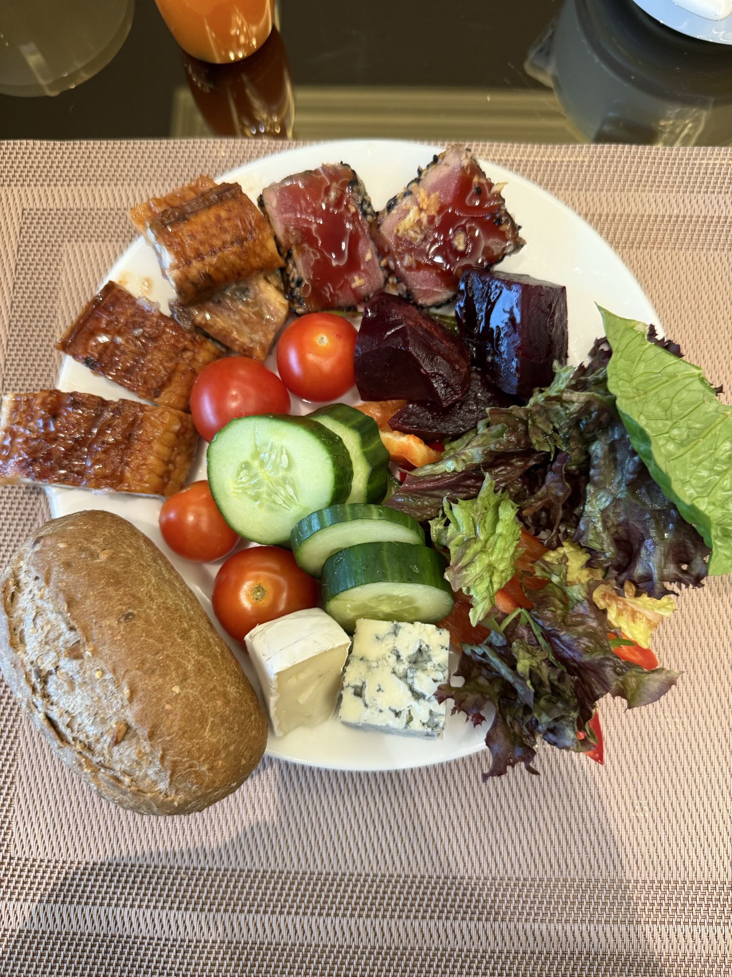 Салат с рыбой и сыром