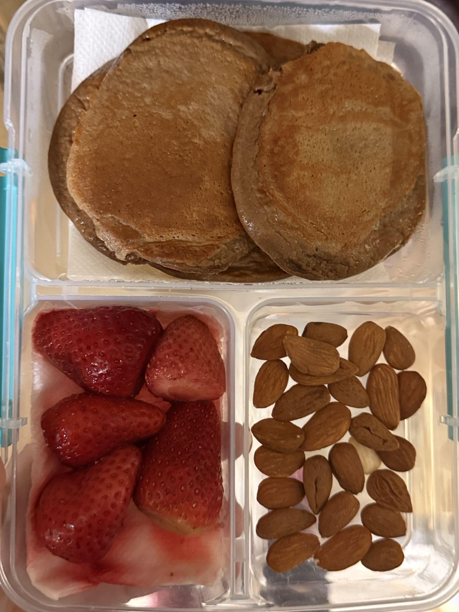 Pancakes cu căpșuni și migdale