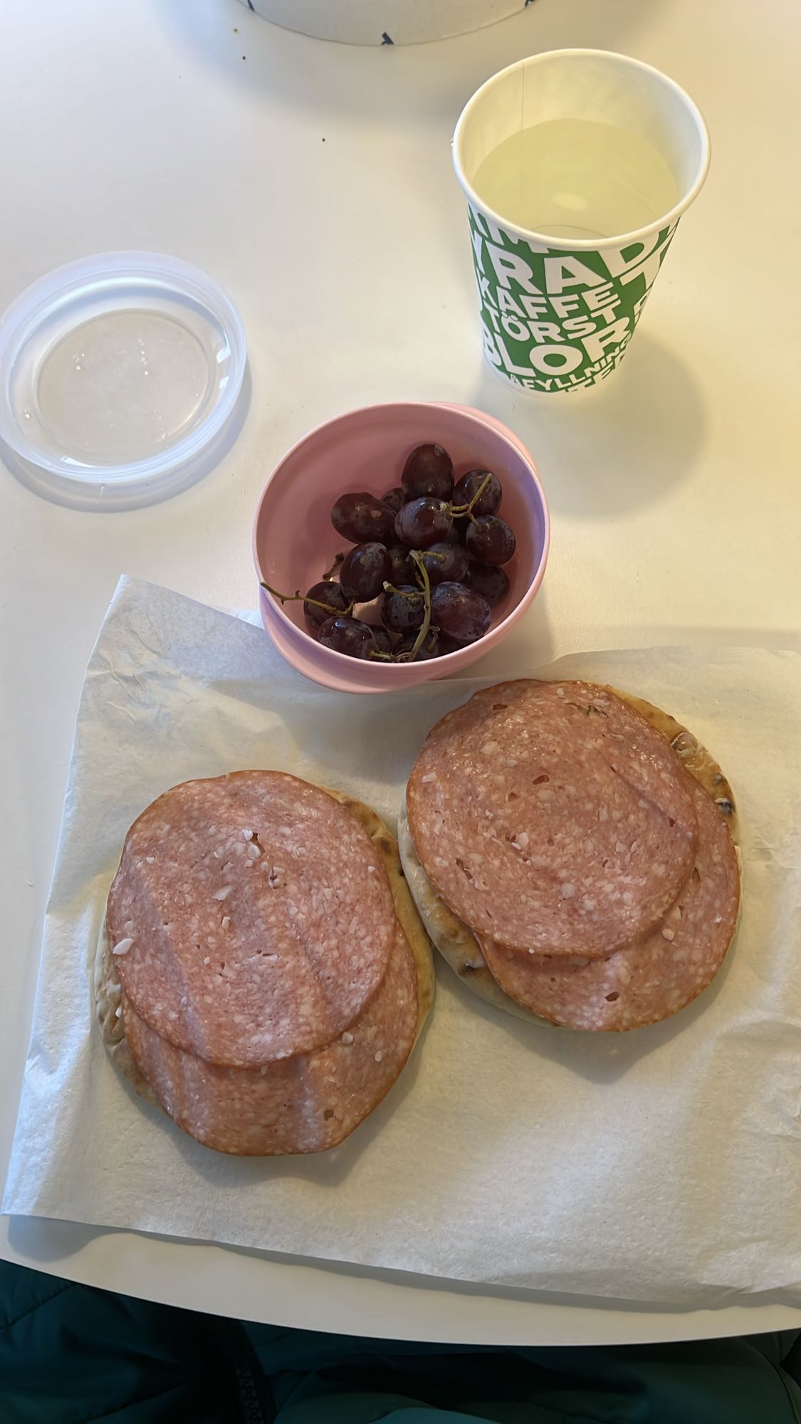 Salamimackor och druvor