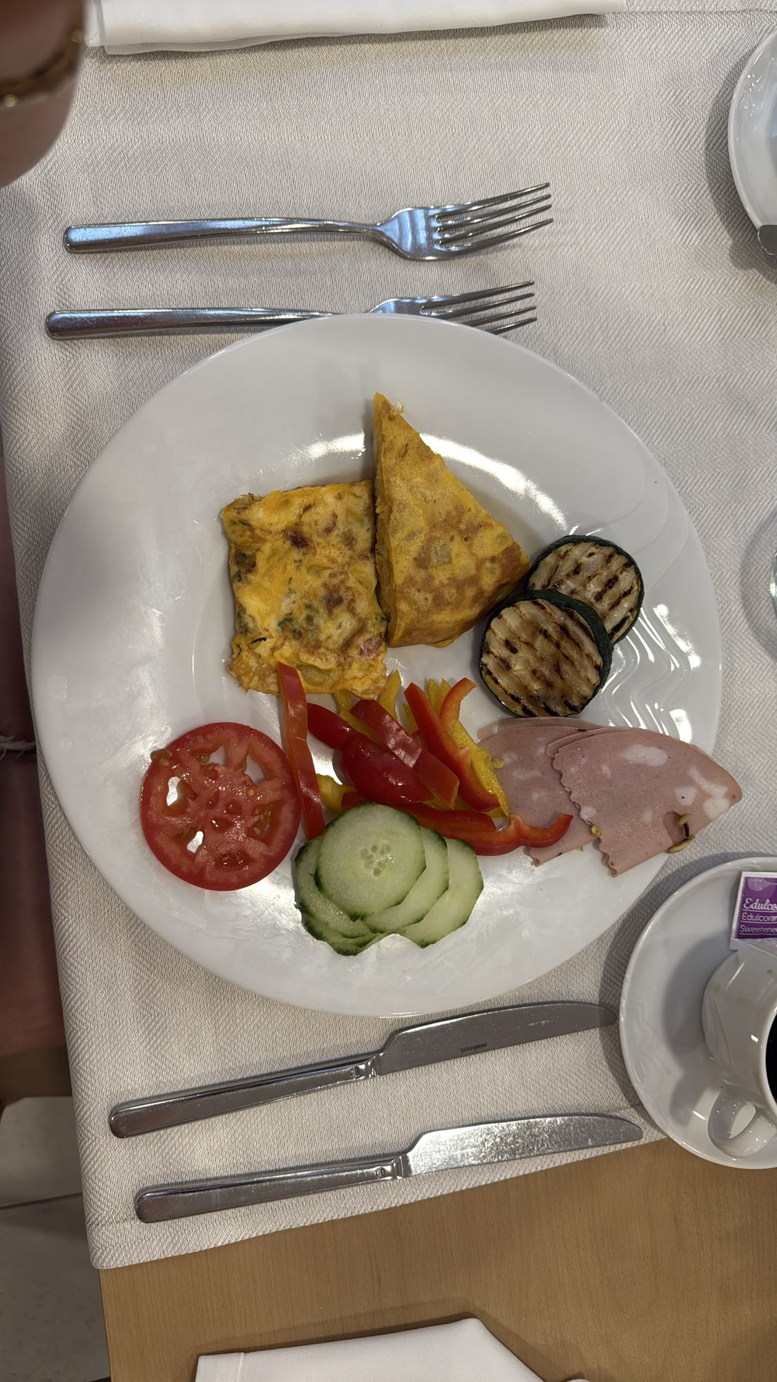 Śniadaniowy talerz warzywno-jajeczny