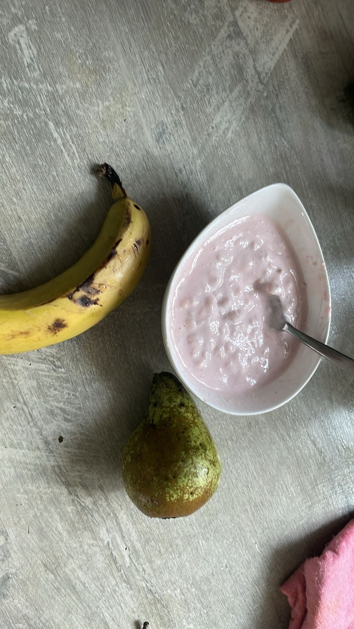 Mic dejun cu fructe și iaurt