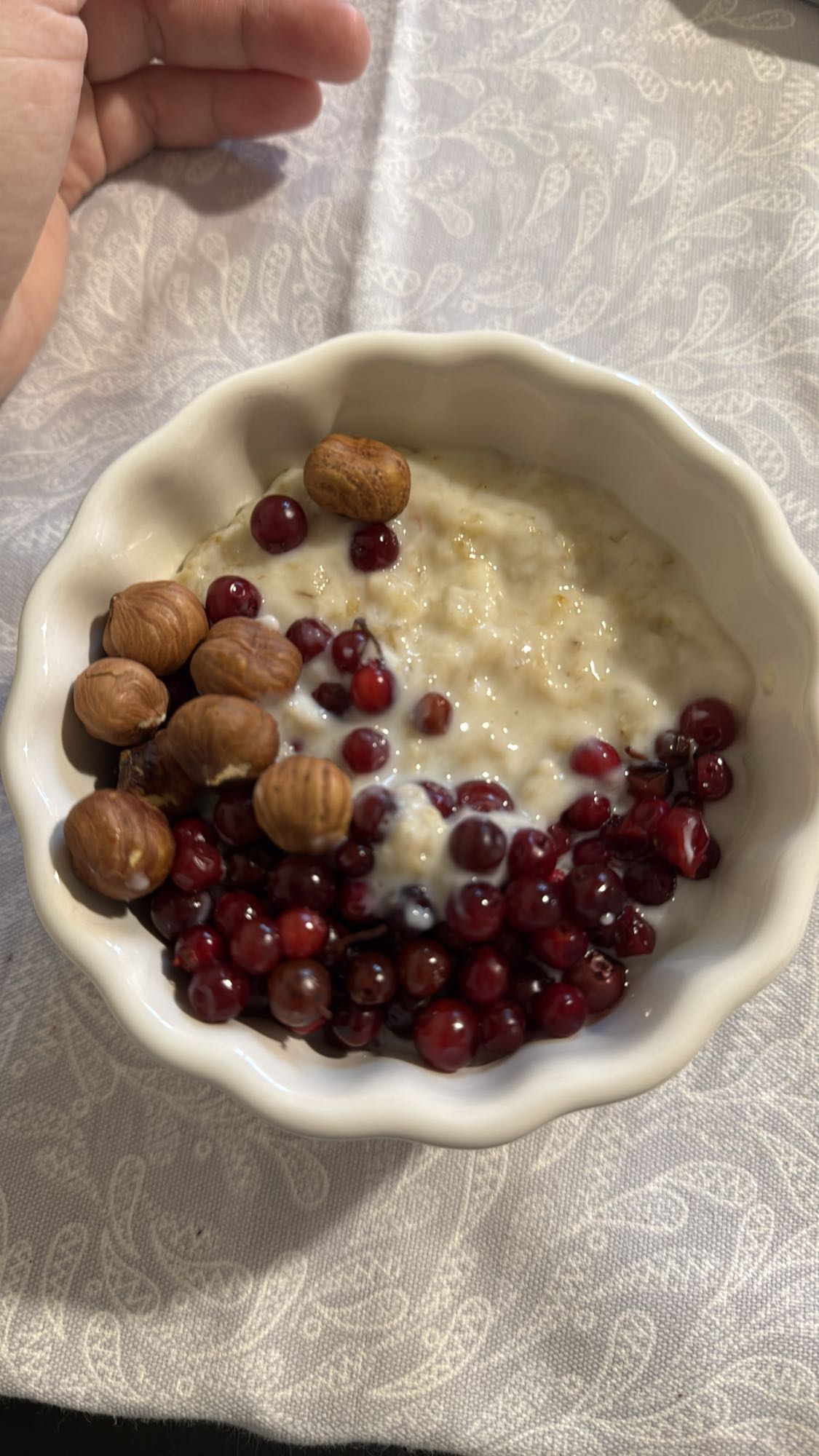 Oatmeal with berries and nuts