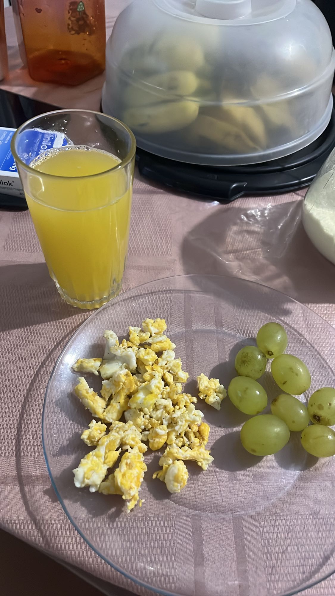 Café leve com ovos e uva