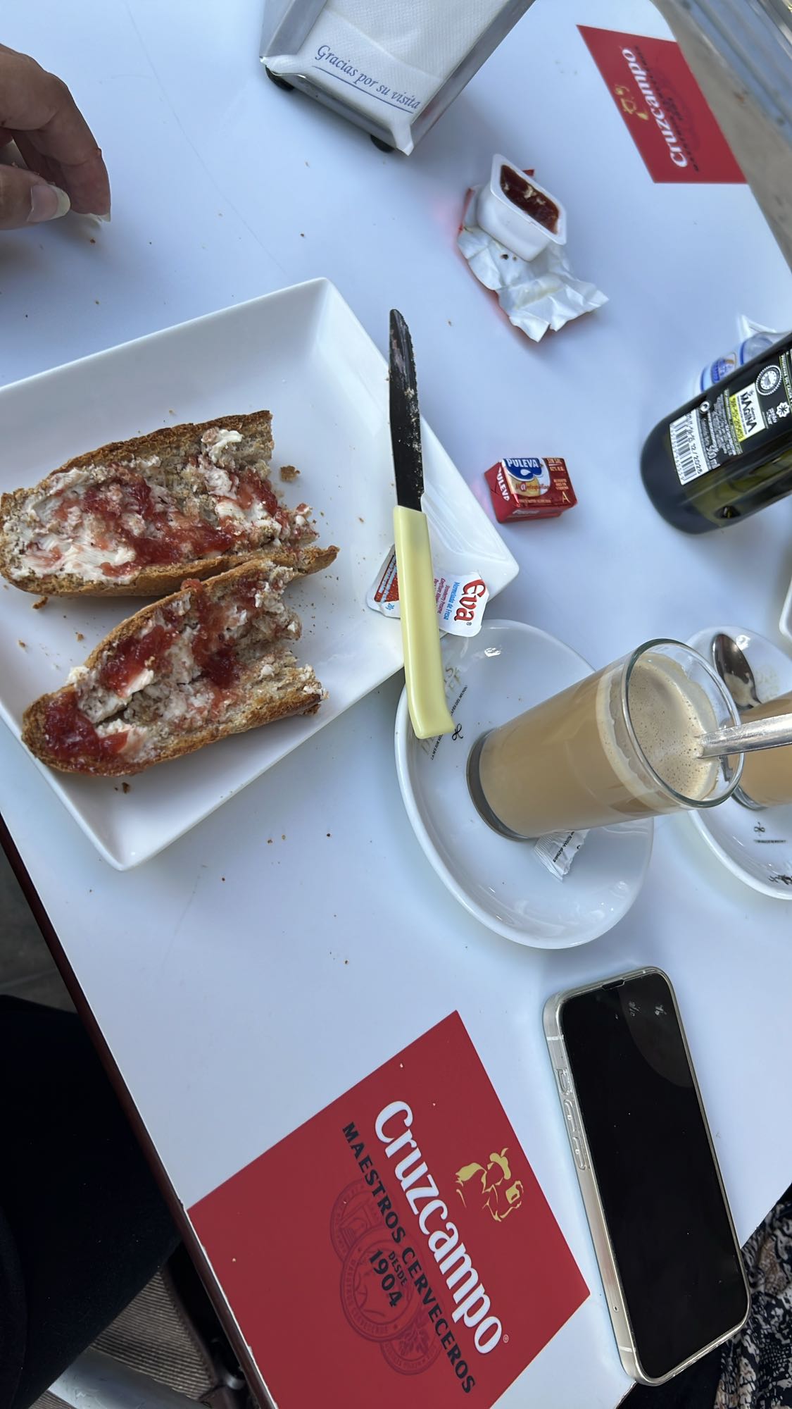Tostada con mermelada y café