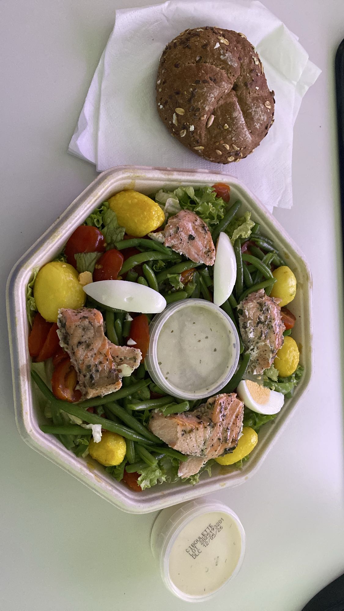 Salade saumon et pain complet