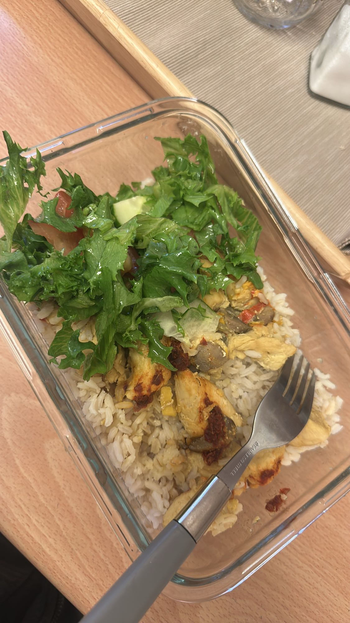 Kyckling med ris och sallad