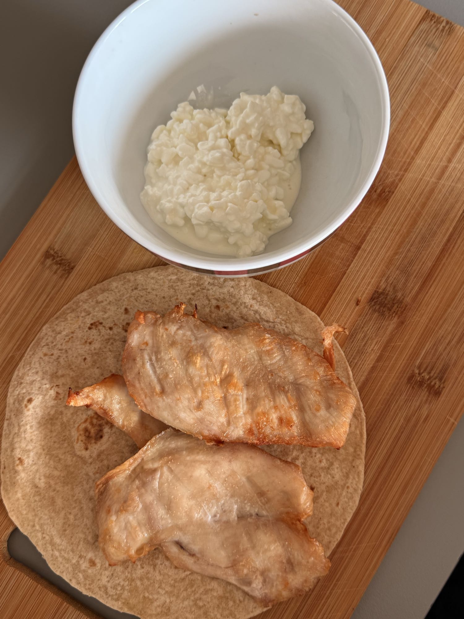 Wrap cu piept de pui și brânză