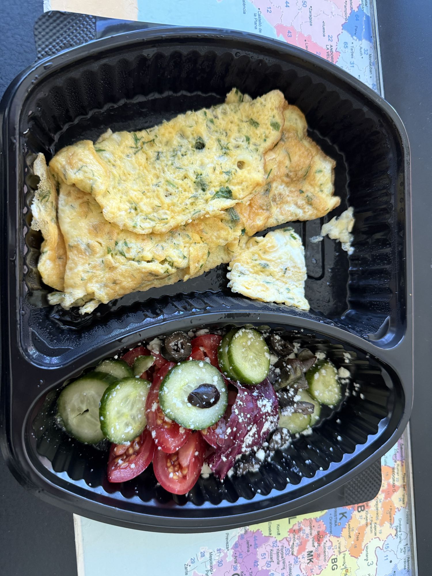 Omlet ve salata tabağı