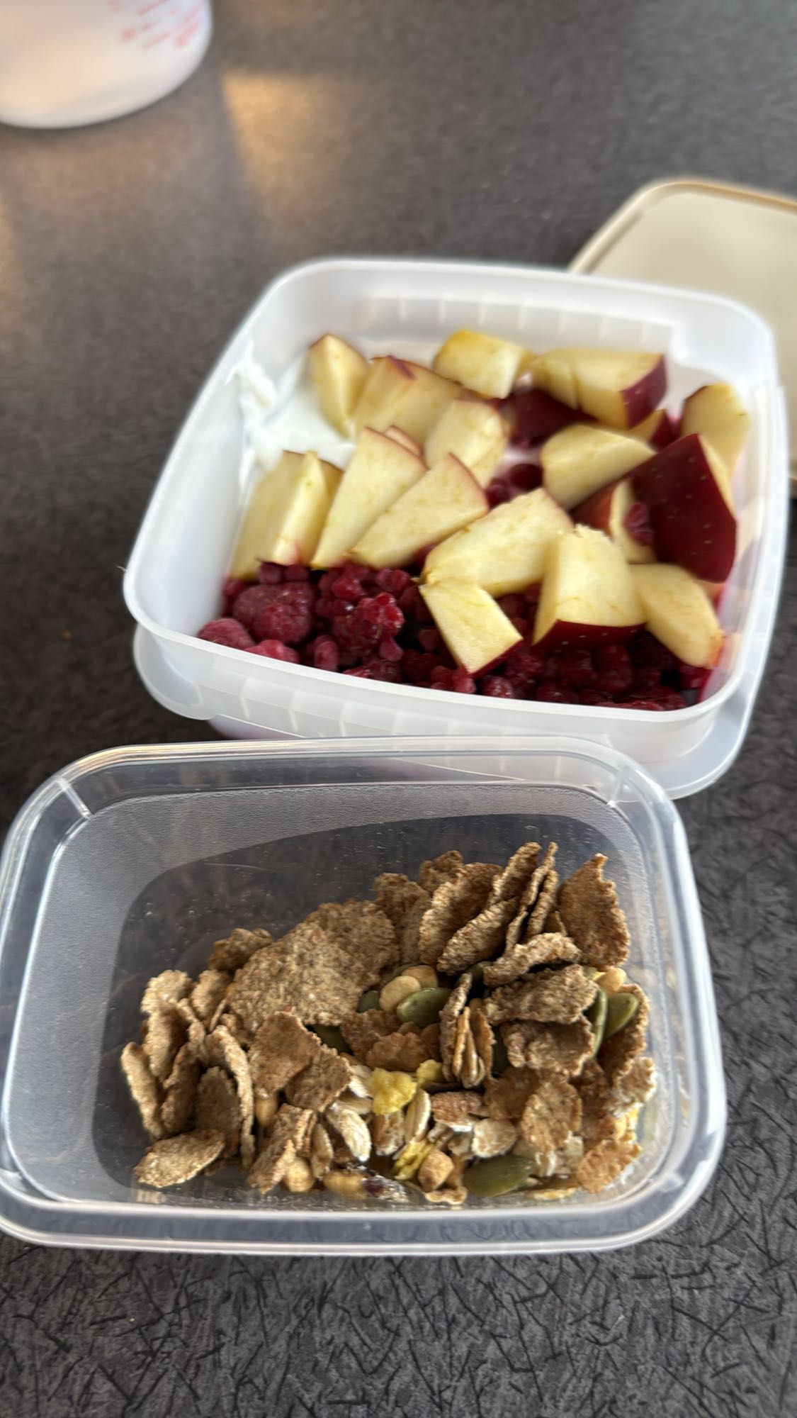 Yoghurt med frukt & flingor