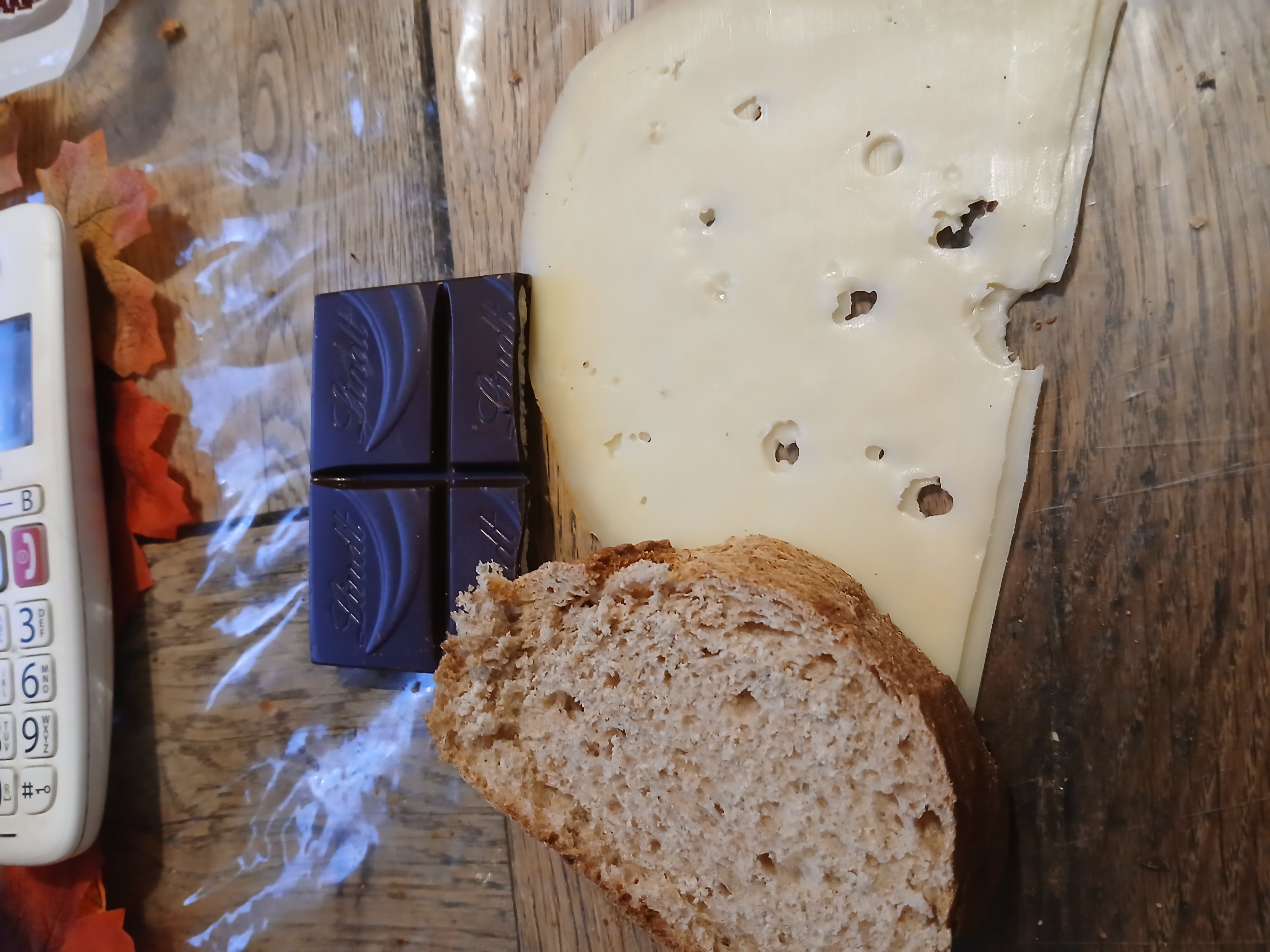 Pain, fromage, chocolat