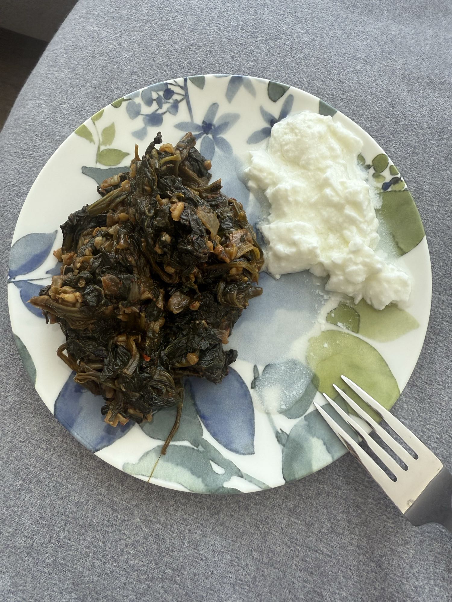 Ispanak yemeği ve yoğurt