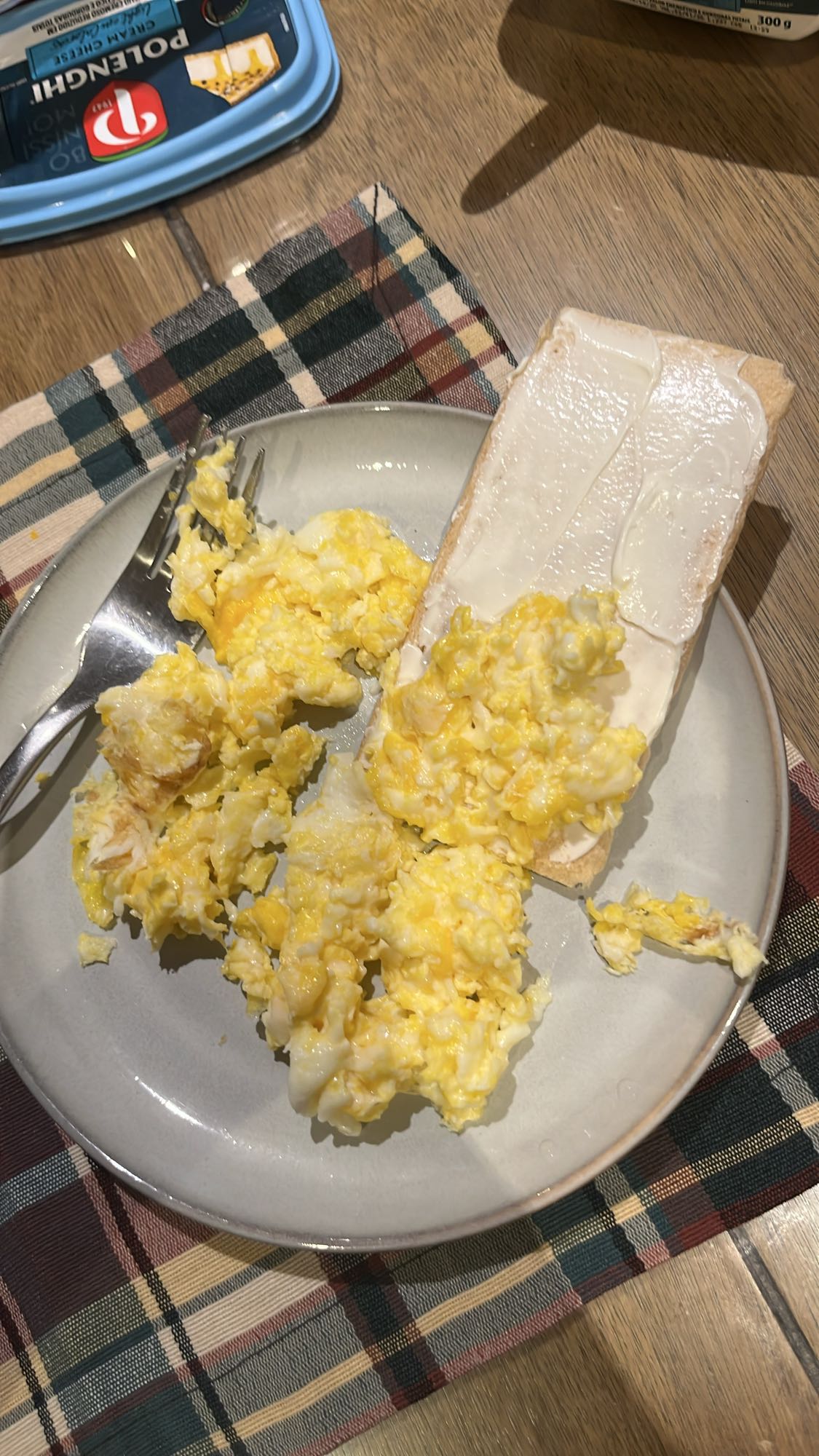 Huevos revueltos y pan crujiente