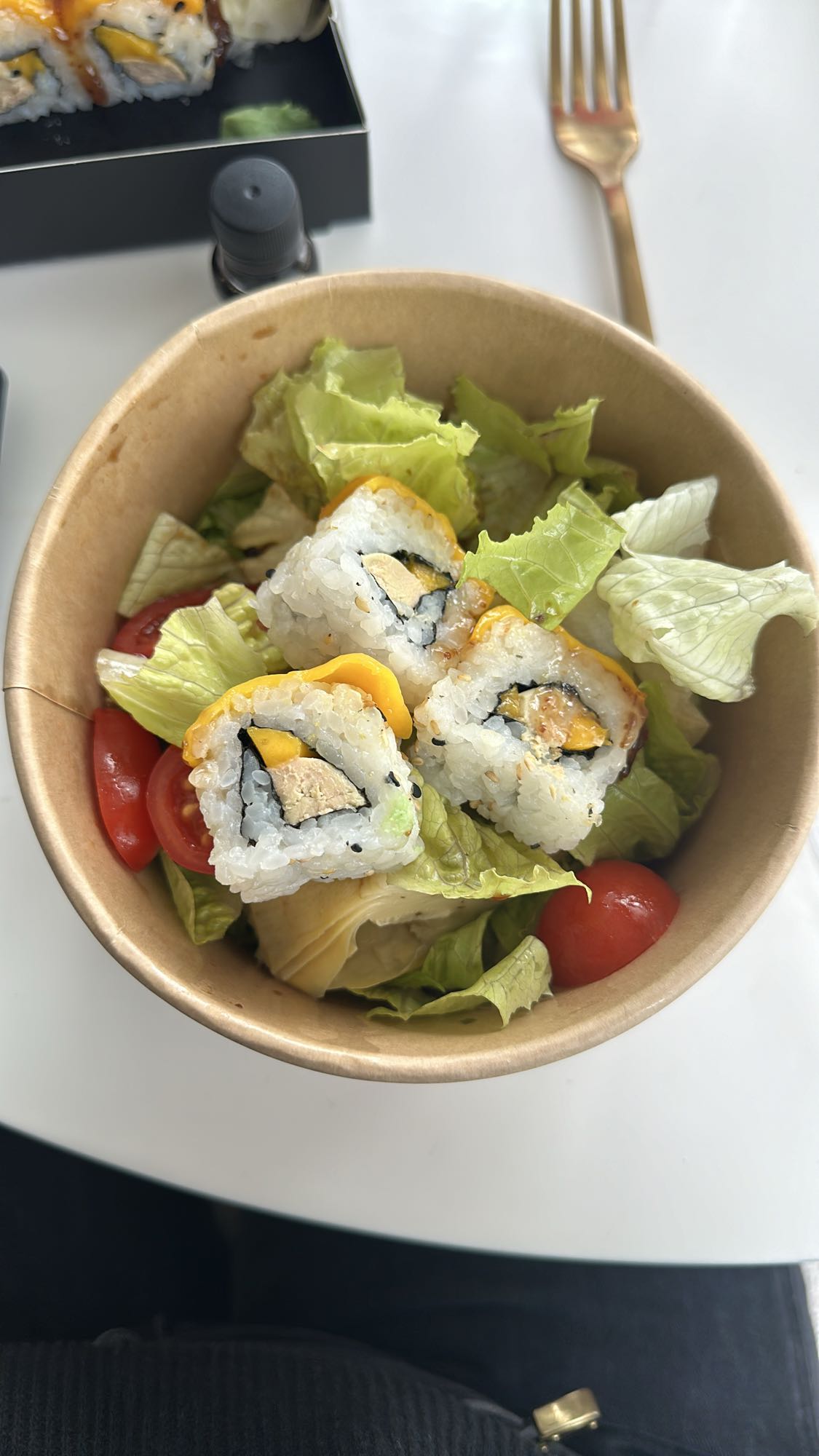 Salată cu sushi rolls