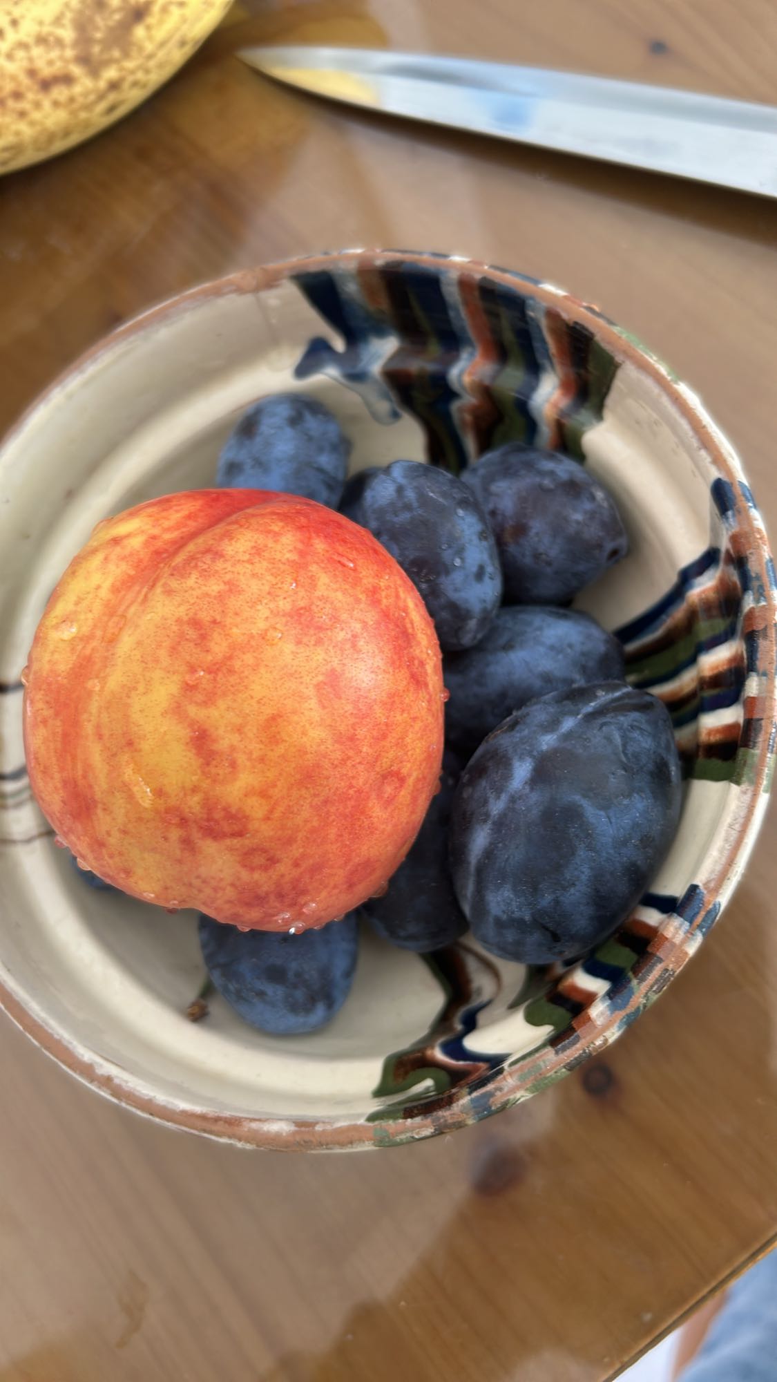 Prune și o nectarină