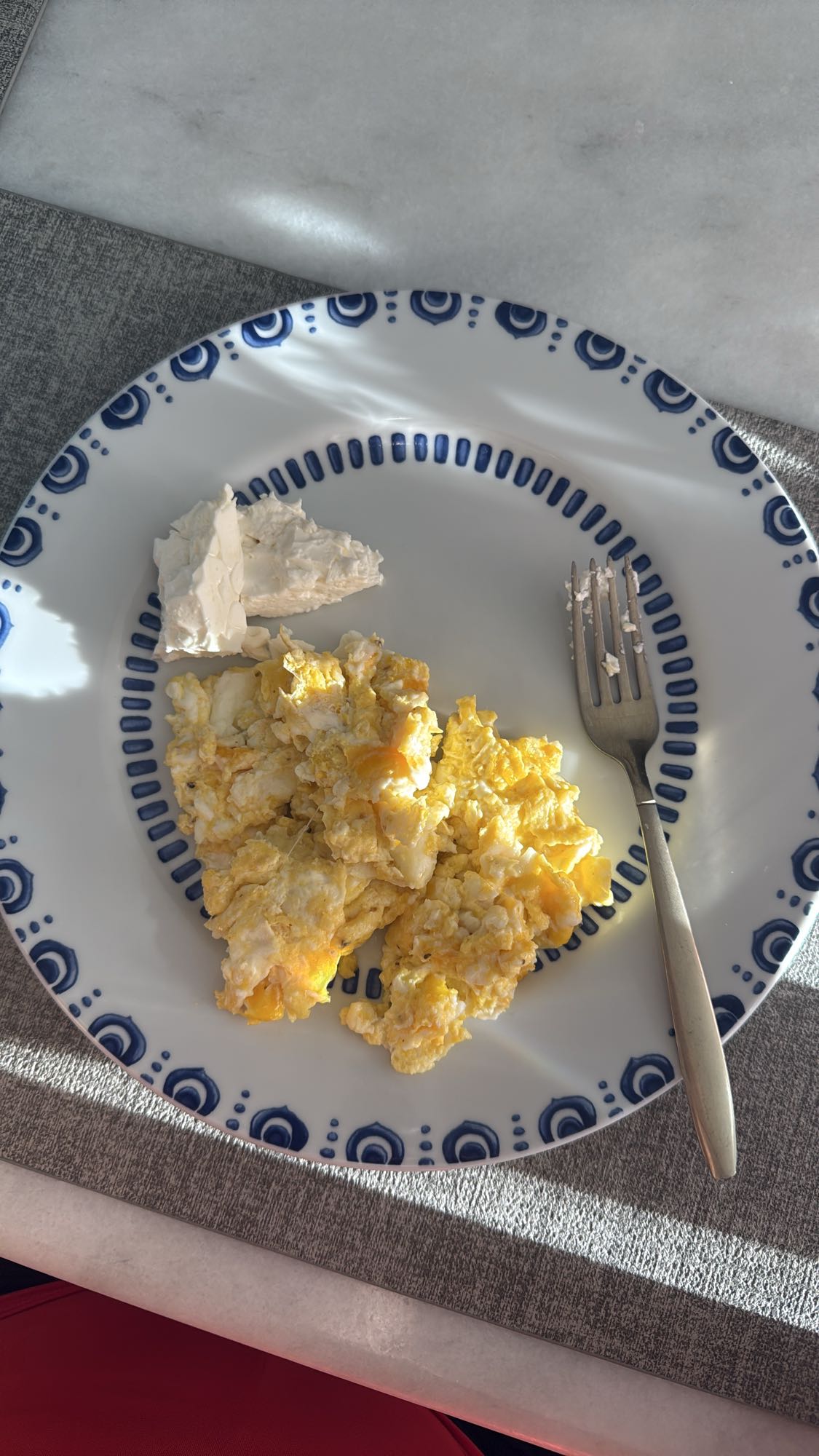 Huevos revueltos y queso