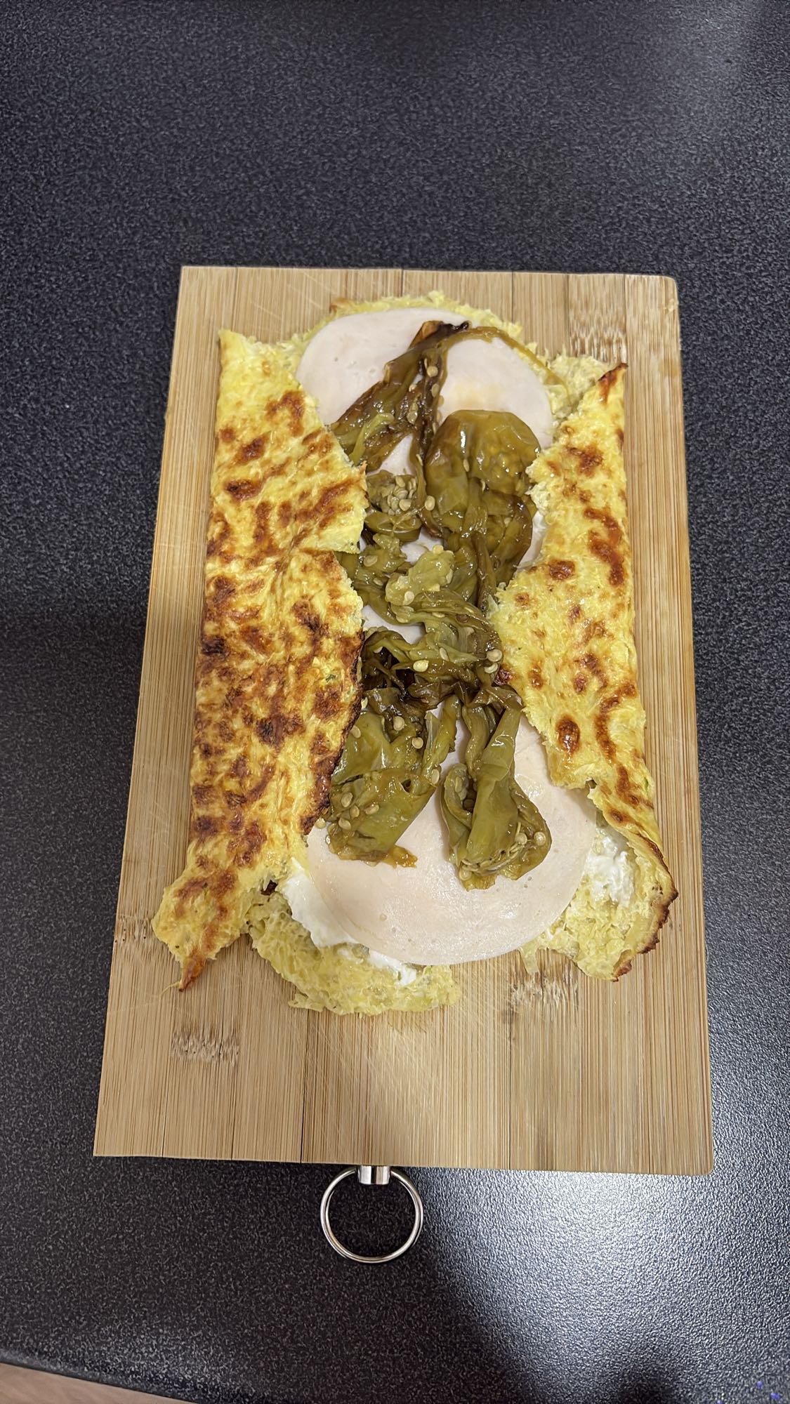 Omelettrull med kalkun og paprika