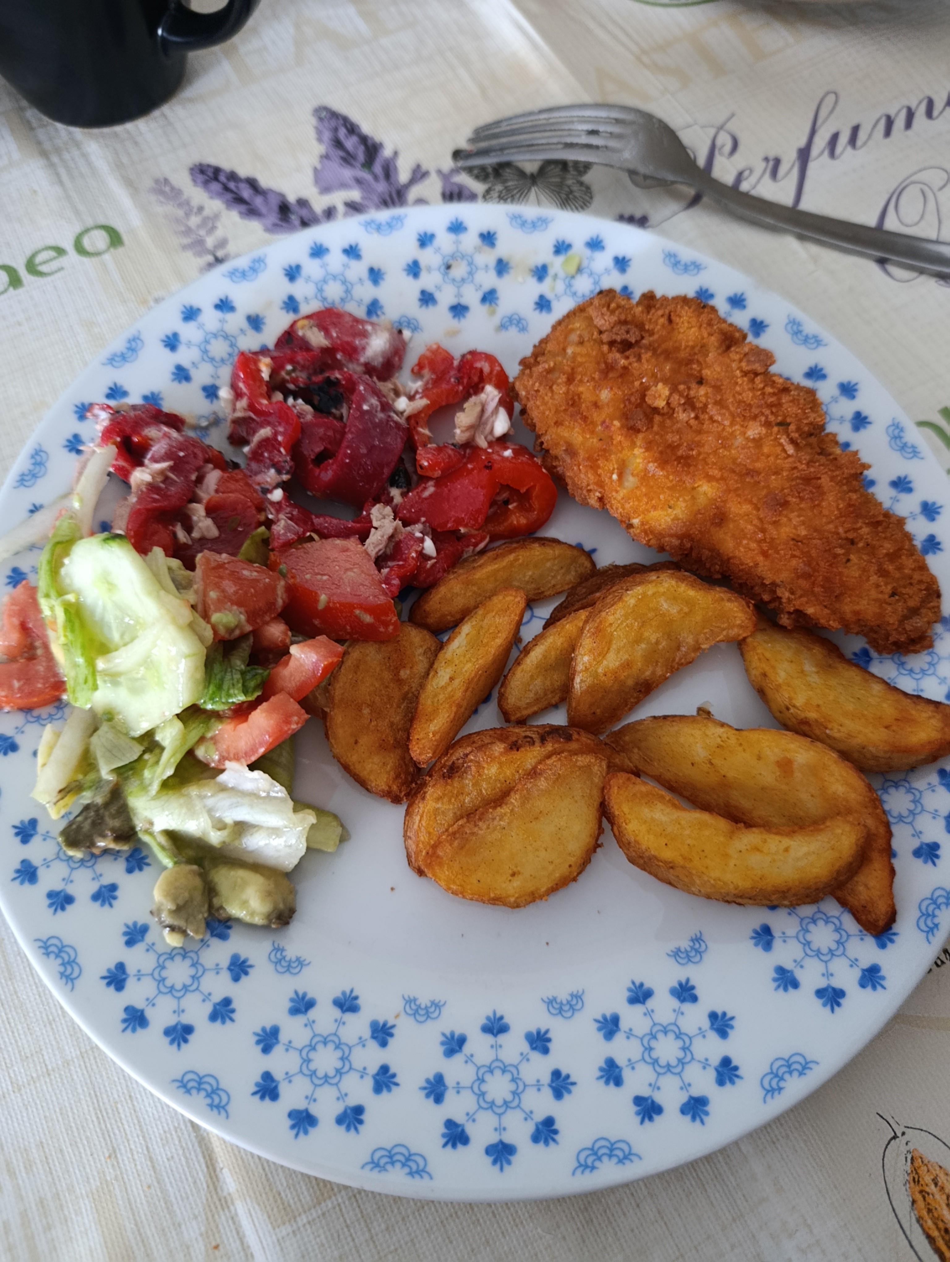 Pollo empanizado con ensalada y papas