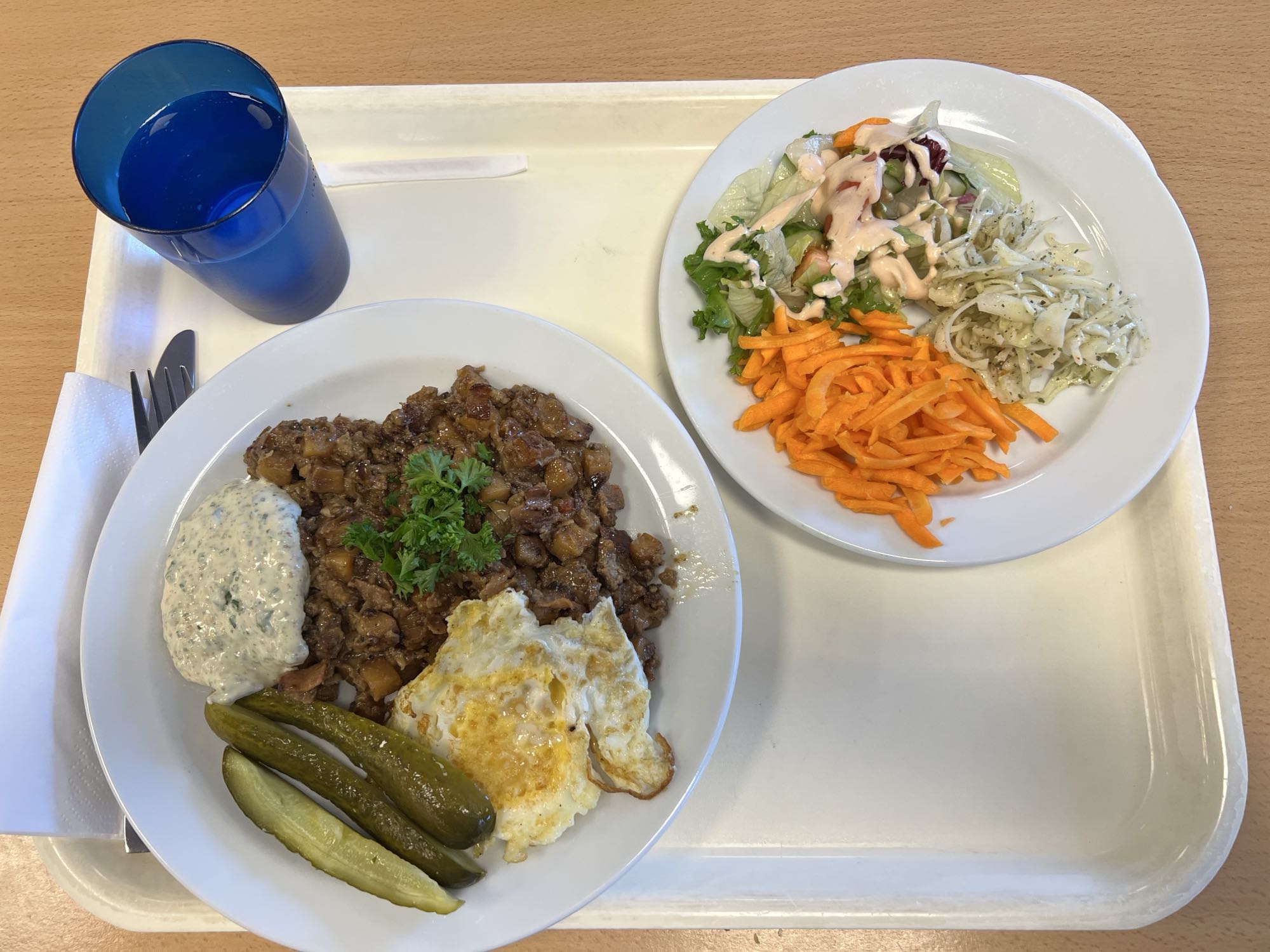 Pyttipanna med sallad