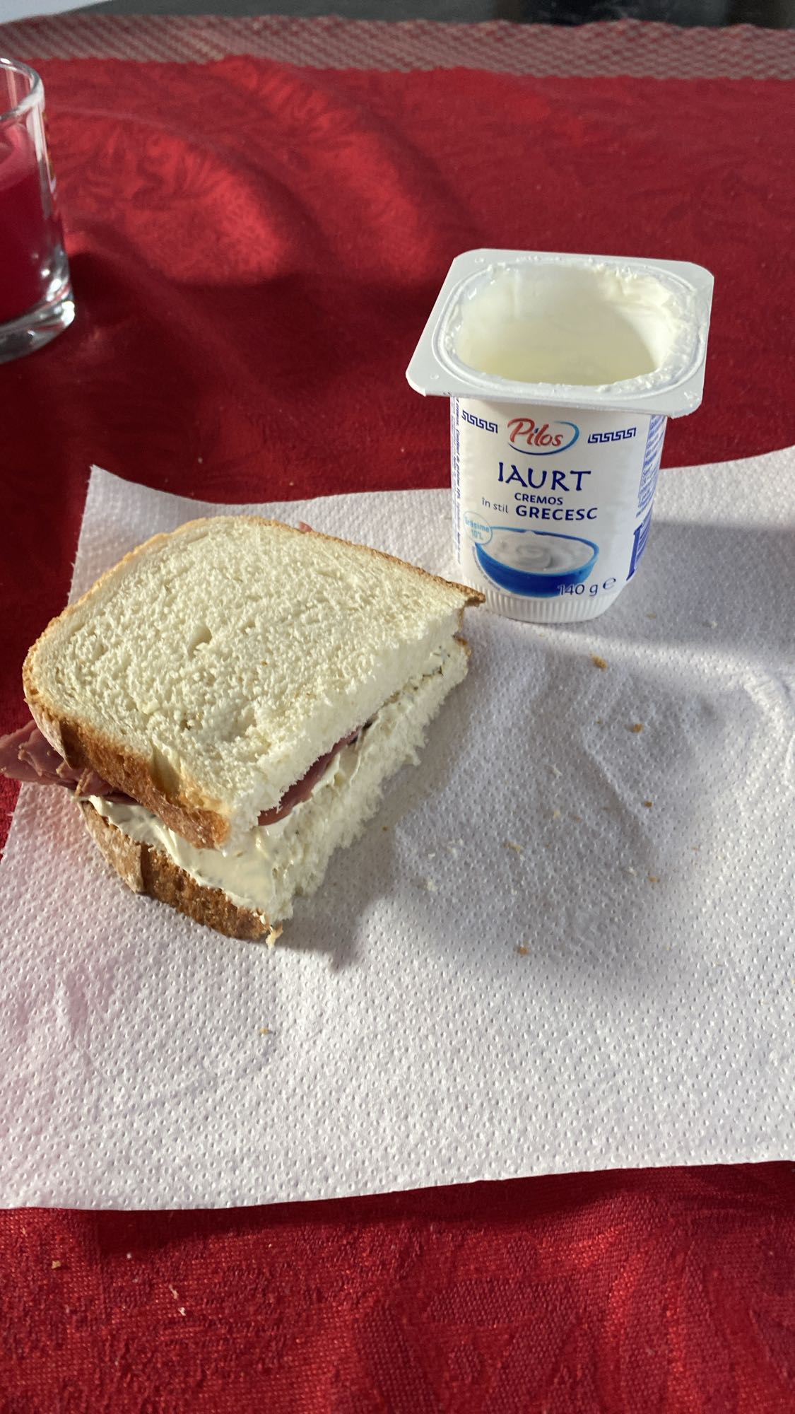 Sandviș cu iaurt grecesc
