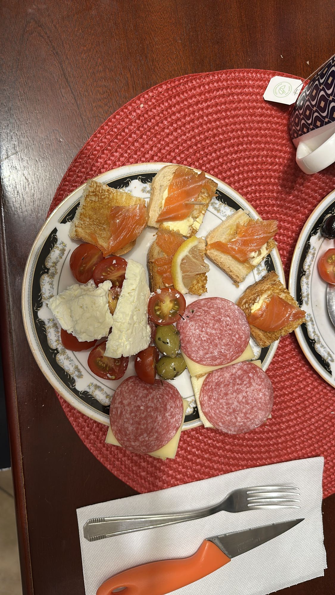 Mic dejun cu somon și salam