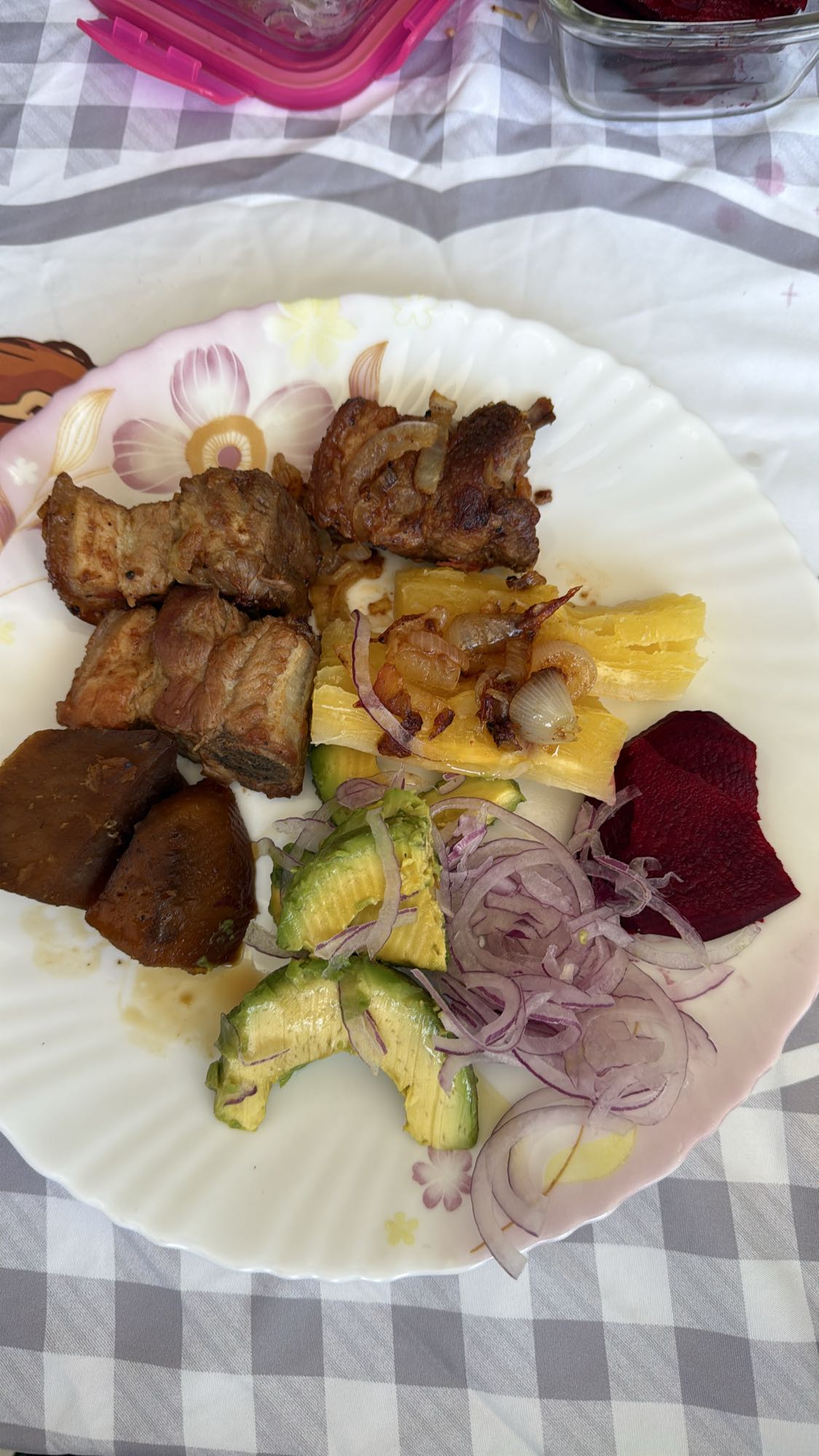 Prato de carne e vegetais