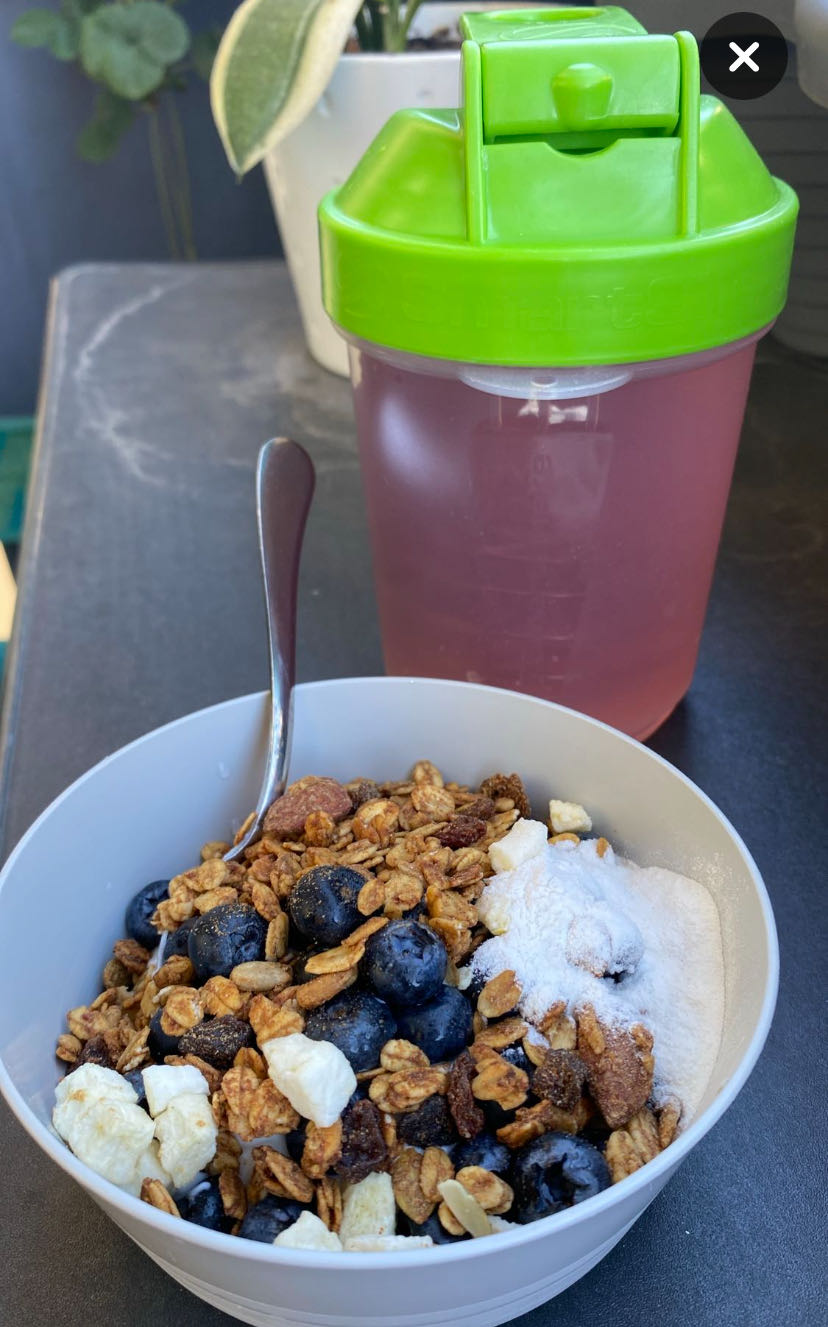Granola, arándanos y yogur proteico con batido