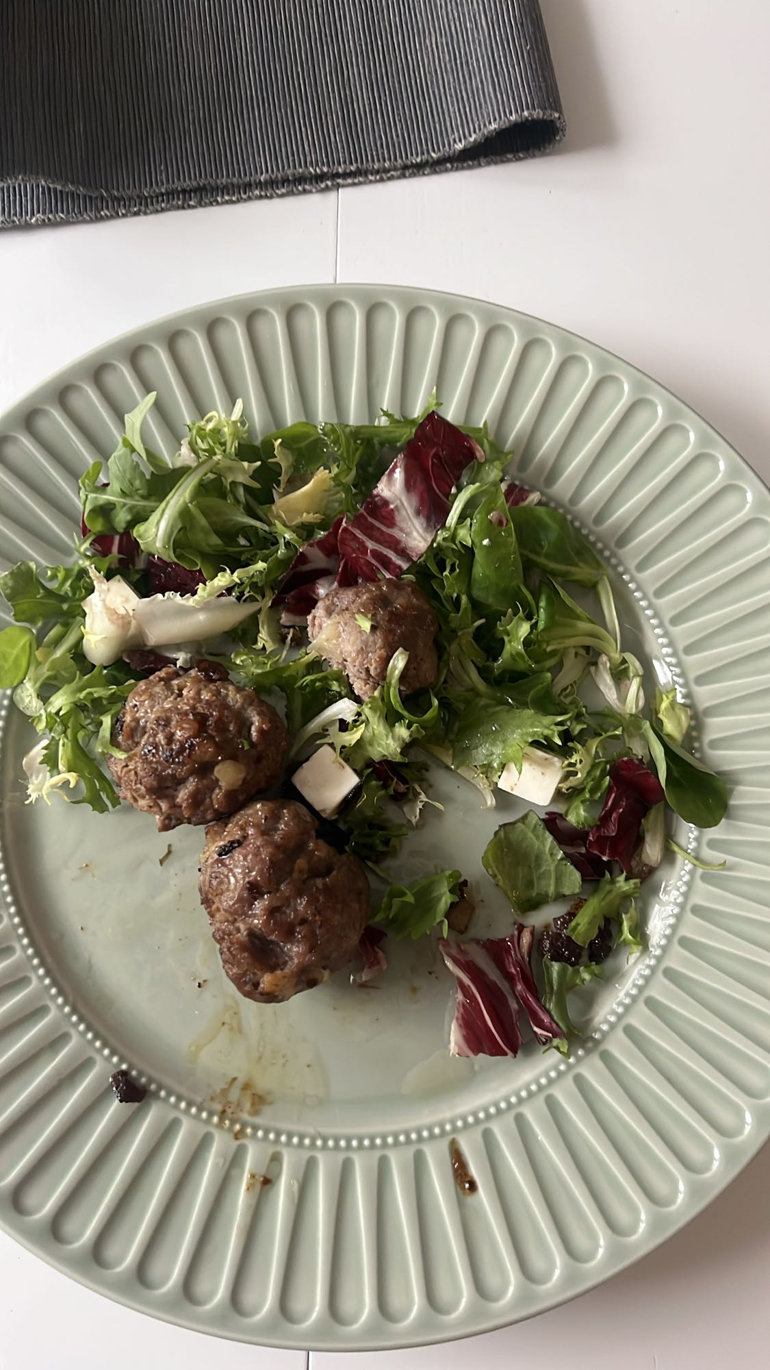 Köttbullar med sallad