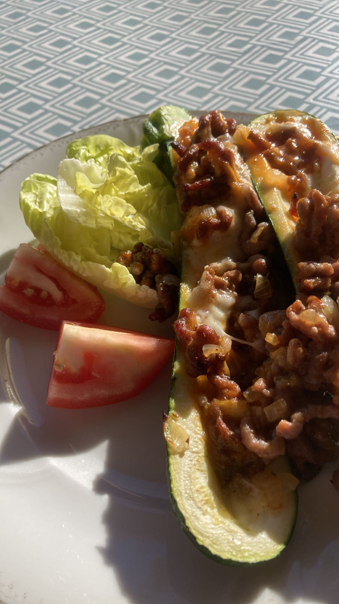 Fylld zucchini med sallad