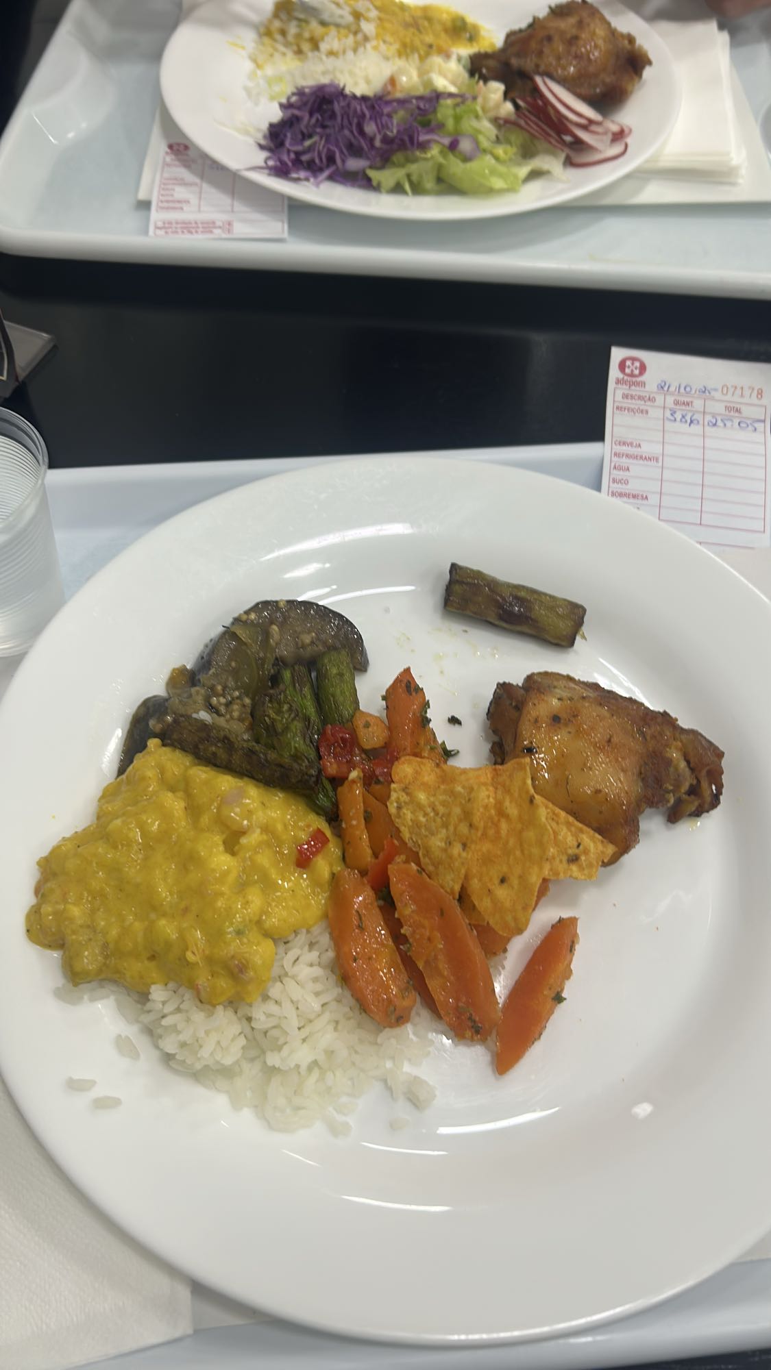 Frango com legumes e arroz