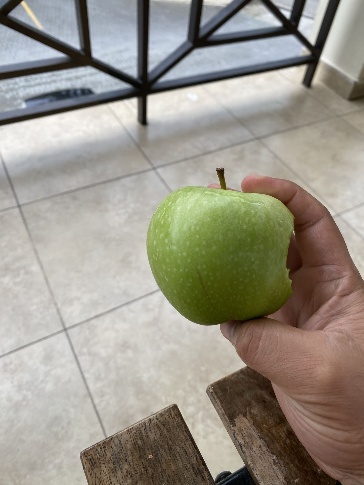 Manzana verde entera
